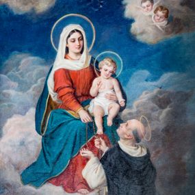 Zdjęcie nr 1: Obraz w kształcie stojącego prostokąta z przedstawieniem Matki Boskiej Różańcowej  ze św. Dominikiem. Nieznacznie na lewo od centrum kompozycji tronuje wśród obłoków Matka Boska z Dzieciątkiem na lewym kolanie, zwrócona lekko w lewo. Maria spogląda w dół, na świętego, ma owalną twarz o łagodnym wyrazie; duże oczy, wąski nos, zaróżowione policzki oraz małe usta rozciągnięte w przyjaznym uśmiechu. Prawą ręką podaje różaniec, lewą przytrzymuje Jezuska. Jest ubrana w czerwoną suknię o rękawach zwężających się poniżej łokcia, niebieski, podbity złotem płaszcz, który zakrywa jej plecy i nogi oraz biały welon zarzucony na głowę i przełożony przez dekolt za prawe ramię. Dzieciątko prawą rękę unosi w geście błogosławieństwa, lewą wyciąga w stronę świętego. Ma owalną twarz o pogodnym wyrazie otoczoną jasnymi loczkami. Święty Dominik klęczy na prawym kolanie zwrócony przodem do Marii, wznosi głowę, obiema rękami odbiera podawany mu różaniec. Ma małą twarz o ostrych rysach, tonsurę i siwiejące włosy; jest ubrany w habit dominikański. W lewym, dolnym rogu kompozycji siedzi trzymające bukiet róż putto, które spogląda na rozgrywającą się powyżej scenę. W prawym górnym rogu unoszą się na tle chmury dwie uskrzydlone główki anielskie. Tło wypełniają skłębione obłoki, między którymi widoczne są fragmenty niebieskiego nieba. Obraz ujęty w prostokątną, profilowaną, złoconą ramę. 