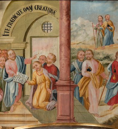 Zdjęcie nr 5: Ambona przyścienna, wisząca, z wejściem od tyłu dwubiegowymi schodami z podestem. Kosz na rzucie owalu o wklęsłych ściankach bocznych i wypukłej frontowej, na wypukłym cokole zdobionym od frontu płaskorzeźbionym motywem rocaille’u. U spodu kosza pięć kabłąków dekorowanych u góry palmetami i fragmentami rocaille’ów, zakończonych zwisem w formie winnego grona. Ścianki kosza opięte wklęsłym pilastrami; od frontu z figurami św. Jana i św. Mateusza siedzących na obłokach, trzymających otwarte księgi z napisem: OVI EX DEO EST VERBA DEI AUDIT / PROPTEREA VOS NON AUDITIS, QVIA EX DEO NON ESTIS. Joanne 8,47; oraz: ERAT ENIM / DOCENS EOS / SICUT PO=/TESTATEM /HABENS / ET NON / SICUT / SCRIBAE / EORUM / ET PHARI=/SAEI. Mat 7,18; na tle pozostałych pilastrów symbole ewangelistów: orzeł trzymający w ‘szponach kałamarz oraz głowa wołu. Ścianki w polach dekorowane rocaille’ami, frontowa z różanymi gałązkami. Kosz zwieńczony profilowanym gzymsem, występującym nad pilastrami. Na zaplecku obraz Szymona Kawalskiego Rozesłanie Apostołów, w kształcie leżącego prostokąta, w profilowanej, złoconej ramie, ujęty uszami utworzonymi z motywów rocaille’ów. Baldachim powtarza rzut kosza, wsparty na belkowaniu dekorowanym palmetami i rocaille’ami w partii fryzu, z podwieszonym lambrekinem. Powyżej ażurowa konstrukcja z wolut dekorowanych rocaille’ami, zbliżona do korony, otaczająca półpostać Chrystusa trzymającego jabłko królewskie i laskę pasterską. U spodu baldachimu podwieszona Gołębica Ducha Świętego w glorii. Struktura marmoryzowana laserunkowo, profile srebrzone, ornamenty złocone.