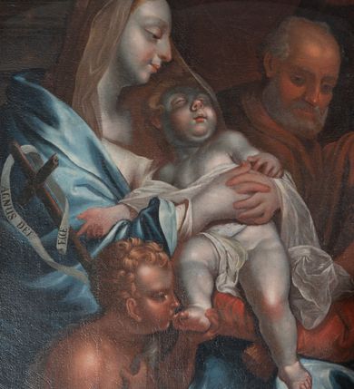 Zdjęcie nr 8: Ołtarz architektoniczny, jednoosiowy, jednokondygnacyjny ze zwieńczeniem, na cokole. Mensa drewniana umieszczona na drewnianej tumbie o wklęsło-wypukłych bokach. Antependium dekorowane rocaille’owym kartuszem z rytym gorejącym sercem, brzegi zdobione rocaille’em. W predelli przeszklona trumienka z figurą św. Jana Nepomucena, w profilowanej, złoconej ramie, na rocaillowej podstawie. Nastawa ujęta parami występujących do przodu filarów: wewnętrzne filary opięte pilastrami; zewnętrzne filary z wolutami zamiast trzonów, z figurami aniołów. Podpory dźwigają pełne belkowanie, przerwane nad polem środkowym. W polu nisza w kształcie stojącego prostokąta zamkniętego trójbocznie, w której obraz Święta Rodzina w profilowanej ramie. Przy filarach od wewnątrz rocaille’owe konsole z figurami św. Doroty i św. Katarzyny Aleksandryjskiej. Zwieńczenie w formie aedikuli zbliżonej do kwadratu o fantazyjnym wklęsło-wypukłym zamknięciu; ujęte pilastrami przechodzącymi w spływy wolutowe, opadające na belkowanie, tworzące postumenty dla figur św. Stefana i św. Emeryka. W polu zwieńczenia obraz z przedstawieniem Świętej Rodziny przy pracy, w kształcie kwadratu o wklęsłych narożach, w profilowanej ramie. Zwieńczenie zamknięte glorią promienistą z literami IHS w otoczeniu obłoków; na osi pilastrów rokokowe wazony z różami.W partii cokołów kanony w rocaille’owych ramach. Trzony pilastrów i woluty dekorowane rocaille’owymi płycinami, we fryzie rocaille. Nisza w polu środkowym ujęta rocaille’ami, zwieńczona mitrą książęcą, flankowana przez parę uskrzydlonych główek anielskich. Woluty zwieńczenia dekorowane motywami rocaille’ów. Rama obrazu w polu ujęta małżowiną, ornamentem roślinnym i rocaille’ami. Struktura marmoryzowana w odcieniu jasnoniebieskim, podpory, tumba i cokoły w odcieniu kości słoniowej; ornamentyka i profile złocone.