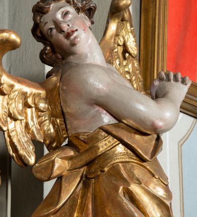 Zdjęcie nr 32: Ołtarz architektoniczny, jednoosiowy, jednokondygnacyjny ze zwieńczeniem, na cokole. Mensa drewniana umieszczona na drewnianej tumbie o wklęsło-wypukłych bokach. Antependium dekorowane rocaille’owym kartuszem z rytym gorejącym sercem, brzegi zdobione rocaille’em. W predelli przeszklona trumienka z figurą św. Jana Nepomucena, w profilowanej, złoconej ramie, na rocaillowej podstawie. Nastawa ujęta parami występujących do przodu filarów: wewnętrzne filary opięte pilastrami; zewnętrzne filary z wolutami zamiast trzonów, z figurami aniołów. Podpory dźwigają pełne belkowanie, przerwane nad polem środkowym. W polu nisza w kształcie stojącego prostokąta zamkniętego trójbocznie, w której obraz Święta Rodzina w profilowanej ramie. Przy filarach od wewnątrz rocaille’owe konsole z figurami św. Doroty i św. Katarzyny Aleksandryjskiej. Zwieńczenie w formie aedikuli zbliżonej do kwadratu o fantazyjnym wklęsło-wypukłym zamknięciu; ujęte pilastrami przechodzącymi w spływy wolutowe, opadające na belkowanie, tworzące postumenty dla figur św. Stefana i św. Emeryka. W polu zwieńczenia obraz z przedstawieniem Świętej Rodziny przy pracy, w kształcie kwadratu o wklęsłych narożach, w profilowanej ramie. Zwieńczenie zamknięte glorią promienistą z literami IHS w otoczeniu obłoków; na osi pilastrów rokokowe wazony z różami.W partii cokołów kanony w rocaille’owych ramach. Trzony pilastrów i woluty dekorowane rocaille’owymi płycinami, we fryzie rocaille. Nisza w polu środkowym ujęta rocaille’ami, zwieńczona mitrą książęcą, flankowana przez parę uskrzydlonych główek anielskich. Woluty zwieńczenia dekorowane motywami rocaille’ów. Rama obrazu w polu ujęta małżowiną, ornamentem roślinnym i rocaille’ami. Struktura marmoryzowana w odcieniu jasnoniebieskim, podpory, tumba i cokoły w odcieniu kości słoniowej; ornamentyka i profile złocone.