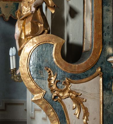 Zdjęcie nr 12: Ołtarz architektoniczny, jednoosiowy, jednokondygnacyjny ze zwieńczeniem, na cokole. Mensa drewniana umieszczona na drewnianej tumbie o wklęsło-wypukłych bokach. Antependium dekorowane rocaille’owym kartuszem z rytym gorejącym sercem, brzegi zdobione rocaille’em. W predelli przeszklona trumienka z figurą św. Jana Nepomucena, w profilowanej, złoconej ramie, na rocaillowej podstawie. Nastawa ujęta parami występujących do przodu filarów: wewnętrzne filary opięte pilastrami; zewnętrzne filary z wolutami zamiast trzonów, z figurami aniołów. Podpory dźwigają pełne belkowanie, przerwane nad polem środkowym. W polu nisza w kształcie stojącego prostokąta zamkniętego trójbocznie, w której obraz Święta Rodzina w profilowanej ramie. Przy filarach od wewnątrz rocaille’owe konsole z figurami św. Doroty i św. Katarzyny Aleksandryjskiej. Zwieńczenie w formie aedikuli zbliżonej do kwadratu o fantazyjnym wklęsło-wypukłym zamknięciu; ujęte pilastrami przechodzącymi w spływy wolutowe, opadające na belkowanie, tworzące postumenty dla figur św. Stefana i św. Emeryka. W polu zwieńczenia obraz z przedstawieniem Świętej Rodziny przy pracy, w kształcie kwadratu o wklęsłych narożach, w profilowanej ramie. Zwieńczenie zamknięte glorią promienistą z literami IHS w otoczeniu obłoków; na osi pilastrów rokokowe wazony z różami.W partii cokołów kanony w rocaille’owych ramach. Trzony pilastrów i woluty dekorowane rocaille’owymi płycinami, we fryzie rocaille. Nisza w polu środkowym ujęta rocaille’ami, zwieńczona mitrą książęcą, flankowana przez parę uskrzydlonych główek anielskich. Woluty zwieńczenia dekorowane motywami rocaille’ów. Rama obrazu w polu ujęta małżowiną, ornamentem roślinnym i rocaille’ami. Struktura marmoryzowana w odcieniu jasnoniebieskim, podpory, tumba i cokoły w odcieniu kości słoniowej; ornamentyka i profile złocone.