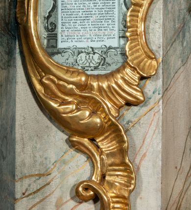 Zdjęcie nr 40: Ołtarz architektoniczny, jednoosiowy, jednokondygnacyjny ze zwieńczeniem, na cokole. Mensa drewniana umieszczona na drewnianej tumbie o wklęsło-wypukłych bokach. Antependium dekorowane rocaille’owym kartuszem z rytym gorejącym sercem, brzegi zdobione rocaille’em. W predelli przeszklona trumienka z figurą św. Jana Nepomucena, w profilowanej, złoconej ramie, na rocaillowej podstawie. Nastawa ujęta parami występujących do przodu filarów: wewnętrzne filary opięte pilastrami; zewnętrzne filary z wolutami zamiast trzonów, z figurami aniołów. Podpory dźwigają pełne belkowanie, przerwane nad polem środkowym. W polu nisza w kształcie stojącego prostokąta zamkniętego trójbocznie, w której obraz Święta Rodzina w profilowanej ramie. Przy filarach od wewnątrz rocaille’owe konsole z figurami św. Doroty i św. Katarzyny Aleksandryjskiej. Zwieńczenie w formie aedikuli zbliżonej do kwadratu o fantazyjnym wklęsło-wypukłym zamknięciu; ujęte pilastrami przechodzącymi w spływy wolutowe, opadające na belkowanie, tworzące postumenty dla figur św. Stefana i św. Emeryka. W polu zwieńczenia obraz z przedstawieniem Świętej Rodziny przy pracy, w kształcie kwadratu o wklęsłych narożach, w profilowanej ramie. Zwieńczenie zamknięte glorią promienistą z literami IHS w otoczeniu obłoków; na osi pilastrów rokokowe wazony z różami.W partii cokołów kanony w rocaille’owych ramach. Trzony pilastrów i woluty dekorowane rocaille’owymi płycinami, we fryzie rocaille. Nisza w polu środkowym ujęta rocaille’ami, zwieńczona mitrą książęcą, flankowana przez parę uskrzydlonych główek anielskich. Woluty zwieńczenia dekorowane motywami rocaille’ów. Rama obrazu w polu ujęta małżowiną, ornamentem roślinnym i rocaille’ami. Struktura marmoryzowana w odcieniu jasnoniebieskim, podpory, tumba i cokoły w odcieniu kości słoniowej; ornamentyka i profile złocone.