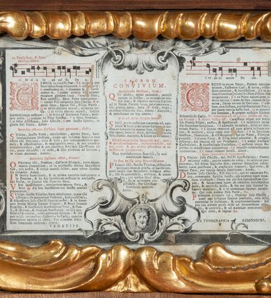 Zdjęcie nr 18: Ołtarz architektoniczny, jednoosiowy, jednokondygnacyjny ze zwieńczeniem, na cokole. Mensa drewniana umieszczona na drewnianej tumbie o wklęsło-wypukłych bokach. Antependium dekorowane rocaille’owym kartuszem z rytym gorejącym sercem, brzegi zdobione rocaille’em. W predelli przeszklona trumienka z figurą św. Jana Nepomucena, w profilowanej, złoconej ramie, na rocaillowej podstawie. Nastawa ujęta parami występujących do przodu filarów: wewnętrzne filary opięte pilastrami; zewnętrzne filary z wolutami zamiast trzonów, z figurami aniołów. Podpory dźwigają pełne belkowanie, przerwane nad polem środkowym. W polu nisza w kształcie stojącego prostokąta zamkniętego trójbocznie, w której obraz Święta Rodzina w profilowanej ramie. Przy filarach od wewnątrz rocaille’owe konsole z figurami św. Doroty i św. Katarzyny Aleksandryjskiej. Zwieńczenie w formie aedikuli zbliżonej do kwadratu o fantazyjnym wklęsło-wypukłym zamknięciu; ujęte pilastrami przechodzącymi w spływy wolutowe, opadające na belkowanie, tworzące postumenty dla figur św. Stefana i św. Emeryka. W polu zwieńczenia obraz z przedstawieniem Świętej Rodziny przy pracy, w kształcie kwadratu o wklęsłych narożach, w profilowanej ramie. Zwieńczenie zamknięte glorią promienistą z literami IHS w otoczeniu obłoków; na osi pilastrów rokokowe wazony z różami.W partii cokołów kanony w rocaille’owych ramach. Trzony pilastrów i woluty dekorowane rocaille’owymi płycinami, we fryzie rocaille. Nisza w polu środkowym ujęta rocaille’ami, zwieńczona mitrą książęcą, flankowana przez parę uskrzydlonych główek anielskich. Woluty zwieńczenia dekorowane motywami rocaille’ów. Rama obrazu w polu ujęta małżowiną, ornamentem roślinnym i rocaille’ami. Struktura marmoryzowana w odcieniu jasnoniebieskim, podpory, tumba i cokoły w odcieniu kości słoniowej; ornamentyka i profile złocone.