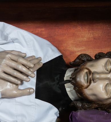 Zdjęcie nr 17: Ołtarz architektoniczny, jednoosiowy, jednokondygnacyjny ze zwieńczeniem, na cokole. Mensa drewniana umieszczona na drewnianej tumbie o wklęsło-wypukłych bokach. Antependium dekorowane rocaille’owym kartuszem z rytym gorejącym sercem, brzegi zdobione rocaille’em. W predelli przeszklona trumienka z figurą św. Jana Nepomucena, w profilowanej, złoconej ramie, na rocaillowej podstawie. Nastawa ujęta parami występujących do przodu filarów: wewnętrzne filary opięte pilastrami; zewnętrzne filary z wolutami zamiast trzonów, z figurami aniołów. Podpory dźwigają pełne belkowanie, przerwane nad polem środkowym. W polu nisza w kształcie stojącego prostokąta zamkniętego trójbocznie, w której obraz Święta Rodzina w profilowanej ramie. Przy filarach od wewnątrz rocaille’owe konsole z figurami św. Doroty i św. Katarzyny Aleksandryjskiej. Zwieńczenie w formie aedikuli zbliżonej do kwadratu o fantazyjnym wklęsło-wypukłym zamknięciu; ujęte pilastrami przechodzącymi w spływy wolutowe, opadające na belkowanie, tworzące postumenty dla figur św. Stefana i św. Emeryka. W polu zwieńczenia obraz z przedstawieniem Świętej Rodziny przy pracy, w kształcie kwadratu o wklęsłych narożach, w profilowanej ramie. Zwieńczenie zamknięte glorią promienistą z literami IHS w otoczeniu obłoków; na osi pilastrów rokokowe wazony z różami.W partii cokołów kanony w rocaille’owych ramach. Trzony pilastrów i woluty dekorowane rocaille’owymi płycinami, we fryzie rocaille. Nisza w polu środkowym ujęta rocaille’ami, zwieńczona mitrą książęcą, flankowana przez parę uskrzydlonych główek anielskich. Woluty zwieńczenia dekorowane motywami rocaille’ów. Rama obrazu w polu ujęta małżowiną, ornamentem roślinnym i rocaille’ami. Struktura marmoryzowana w odcieniu jasnoniebieskim, podpory, tumba i cokoły w odcieniu kości słoniowej; ornamentyka i profile złocone.