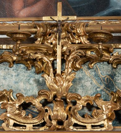 Zdjęcie nr 36: Ołtarz architektoniczny, jednoosiowy, jednokondygnacyjny ze zwieńczeniem, na cokole. Mensa drewniana umieszczona na drewnianej tumbie o wklęsło-wypukłych bokach. Antependium dekorowane rocaille’owym kartuszem z rytym gorejącym sercem, brzegi zdobione rocaille’em. W predelli przeszklona trumienka z figurą św. Jana Nepomucena, w profilowanej, złoconej ramie, na rocaillowej podstawie. Nastawa ujęta parami występujących do przodu filarów: wewnętrzne filary opięte pilastrami; zewnętrzne filary z wolutami zamiast trzonów, z figurami aniołów. Podpory dźwigają pełne belkowanie, przerwane nad polem środkowym. W polu nisza w kształcie stojącego prostokąta zamkniętego trójbocznie, w której obraz Święta Rodzina w profilowanej ramie. Przy filarach od wewnątrz rocaille’owe konsole z figurami św. Doroty i św. Katarzyny Aleksandryjskiej. Zwieńczenie w formie aedikuli zbliżonej do kwadratu o fantazyjnym wklęsło-wypukłym zamknięciu; ujęte pilastrami przechodzącymi w spływy wolutowe, opadające na belkowanie, tworzące postumenty dla figur św. Stefana i św. Emeryka. W polu zwieńczenia obraz z przedstawieniem Świętej Rodziny przy pracy, w kształcie kwadratu o wklęsłych narożach, w profilowanej ramie. Zwieńczenie zamknięte glorią promienistą z literami IHS w otoczeniu obłoków; na osi pilastrów rokokowe wazony z różami.W partii cokołów kanony w rocaille’owych ramach. Trzony pilastrów i woluty dekorowane rocaille’owymi płycinami, we fryzie rocaille. Nisza w polu środkowym ujęta rocaille’ami, zwieńczona mitrą książęcą, flankowana przez parę uskrzydlonych główek anielskich. Woluty zwieńczenia dekorowane motywami rocaille’ów. Rama obrazu w polu ujęta małżowiną, ornamentem roślinnym i rocaille’ami. Struktura marmoryzowana w odcieniu jasnoniebieskim, podpory, tumba i cokoły w odcieniu kości słoniowej; ornamentyka i profile złocone.