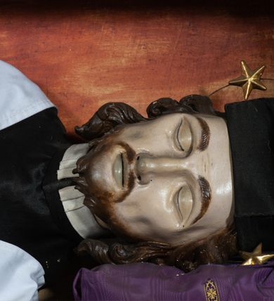 Zdjęcie nr 16: Ołtarz architektoniczny, jednoosiowy, jednokondygnacyjny ze zwieńczeniem, na cokole. Mensa drewniana umieszczona na drewnianej tumbie o wklęsło-wypukłych bokach. Antependium dekorowane rocaille’owym kartuszem z rytym gorejącym sercem, brzegi zdobione rocaille’em. W predelli przeszklona trumienka z figurą św. Jana Nepomucena, w profilowanej, złoconej ramie, na rocaillowej podstawie. Nastawa ujęta parami występujących do przodu filarów: wewnętrzne filary opięte pilastrami; zewnętrzne filary z wolutami zamiast trzonów, z figurami aniołów. Podpory dźwigają pełne belkowanie, przerwane nad polem środkowym. W polu nisza w kształcie stojącego prostokąta zamkniętego trójbocznie, w której obraz Święta Rodzina w profilowanej ramie. Przy filarach od wewnątrz rocaille’owe konsole z figurami św. Doroty i św. Katarzyny Aleksandryjskiej. Zwieńczenie w formie aedikuli zbliżonej do kwadratu o fantazyjnym wklęsło-wypukłym zamknięciu; ujęte pilastrami przechodzącymi w spływy wolutowe, opadające na belkowanie, tworzące postumenty dla figur św. Stefana i św. Emeryka. W polu zwieńczenia obraz z przedstawieniem Świętej Rodziny przy pracy, w kształcie kwadratu o wklęsłych narożach, w profilowanej ramie. Zwieńczenie zamknięte glorią promienistą z literami IHS w otoczeniu obłoków; na osi pilastrów rokokowe wazony z różami.W partii cokołów kanony w rocaille’owych ramach. Trzony pilastrów i woluty dekorowane rocaille’owymi płycinami, we fryzie rocaille. Nisza w polu środkowym ujęta rocaille’ami, zwieńczona mitrą książęcą, flankowana przez parę uskrzydlonych główek anielskich. Woluty zwieńczenia dekorowane motywami rocaille’ów. Rama obrazu w polu ujęta małżowiną, ornamentem roślinnym i rocaille’ami. Struktura marmoryzowana w odcieniu jasnoniebieskim, podpory, tumba i cokoły w odcieniu kości słoniowej; ornamentyka i profile złocone.