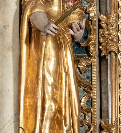 Zdjęcie nr 22: Ołtarz architektoniczny, jednoosiowy, jednokondygnacyjny ze zwieńczeniem, na cokole. Mensa drewniana umieszczona na drewnianej tumbie o wklęsło-wypukłych bokach. Antependium dekorowane rocaille’owym kartuszem z rytym gorejącym sercem, brzegi zdobione rocaille’em. W predelli przeszklona trumienka z figurą św. Jana Nepomucena, w profilowanej, złoconej ramie, na rocaillowej podstawie. Nastawa ujęta parami występujących do przodu filarów: wewnętrzne filary opięte pilastrami; zewnętrzne filary z wolutami zamiast trzonów, z figurami aniołów. Podpory dźwigają pełne belkowanie, przerwane nad polem środkowym. W polu nisza w kształcie stojącego prostokąta zamkniętego trójbocznie, w której obraz Święta Rodzina w profilowanej ramie. Przy filarach od wewnątrz rocaille’owe konsole z figurami św. Doroty i św. Katarzyny Aleksandryjskiej. Zwieńczenie w formie aedikuli zbliżonej do kwadratu o fantazyjnym wklęsło-wypukłym zamknięciu; ujęte pilastrami przechodzącymi w spływy wolutowe, opadające na belkowanie, tworzące postumenty dla figur św. Stefana i św. Emeryka. W polu zwieńczenia obraz z przedstawieniem Świętej Rodziny przy pracy, w kształcie kwadratu o wklęsłych narożach, w profilowanej ramie. Zwieńczenie zamknięte glorią promienistą z literami IHS w otoczeniu obłoków; na osi pilastrów rokokowe wazony z różami.W partii cokołów kanony w rocaille’owych ramach. Trzony pilastrów i woluty dekorowane rocaille’owymi płycinami, we fryzie rocaille. Nisza w polu środkowym ujęta rocaille’ami, zwieńczona mitrą książęcą, flankowana przez parę uskrzydlonych główek anielskich. Woluty zwieńczenia dekorowane motywami rocaille’ów. Rama obrazu w polu ujęta małżowiną, ornamentem roślinnym i rocaille’ami. Struktura marmoryzowana w odcieniu jasnoniebieskim, podpory, tumba i cokoły w odcieniu kości słoniowej; ornamentyka i profile złocone.