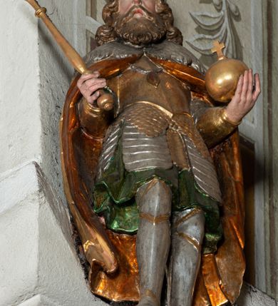 Zdjęcie nr 42: Ołtarz architektoniczny, jednoosiowy, jednokondygnacyjny ze zwieńczeniem, na cokole. Mensa drewniana umieszczona na drewnianej tumbie o wklęsło-wypukłych bokach. Antependium dekorowane rocaille’owym kartuszem z rytym gorejącym sercem, brzegi zdobione rocaille’em. W predelli przeszklona trumienka z figurą św. Jana Nepomucena, w profilowanej, złoconej ramie, na rocaillowej podstawie. Nastawa ujęta parami występujących do przodu filarów: wewnętrzne filary opięte pilastrami; zewnętrzne filary z wolutami zamiast trzonów, z figurami aniołów. Podpory dźwigają pełne belkowanie, przerwane nad polem środkowym. W polu nisza w kształcie stojącego prostokąta zamkniętego trójbocznie, w której obraz Święta Rodzina w profilowanej ramie. Przy filarach od wewnątrz rocaille’owe konsole z figurami św. Doroty i św. Katarzyny Aleksandryjskiej. Zwieńczenie w formie aedikuli zbliżonej do kwadratu o fantazyjnym wklęsło-wypukłym zamknięciu; ujęte pilastrami przechodzącymi w spływy wolutowe, opadające na belkowanie, tworzące postumenty dla figur św. Stefana i św. Emeryka. W polu zwieńczenia obraz z przedstawieniem Świętej Rodziny przy pracy, w kształcie kwadratu o wklęsłych narożach, w profilowanej ramie. Zwieńczenie zamknięte glorią promienistą z literami IHS w otoczeniu obłoków; na osi pilastrów rokokowe wazony z różami.W partii cokołów kanony w rocaille’owych ramach. Trzony pilastrów i woluty dekorowane rocaille’owymi płycinami, we fryzie rocaille. Nisza w polu środkowym ujęta rocaille’ami, zwieńczona mitrą książęcą, flankowana przez parę uskrzydlonych główek anielskich. Woluty zwieńczenia dekorowane motywami rocaille’ów. Rama obrazu w polu ujęta małżowiną, ornamentem roślinnym i rocaille’ami. Struktura marmoryzowana w odcieniu jasnoniebieskim, podpory, tumba i cokoły w odcieniu kości słoniowej; ornamentyka i profile złocone.