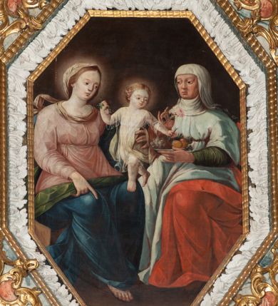 Zdjęcie nr 11: Ołtarz architektoniczny, trójosiowy, z wydzieloną częścią cokołową z bramkami bocznymi, jednokondygnacyjny, ze zwieńczeniem. Mensa drewniana z portatylem z marmuru dębnickiego, umieszczona na drewnianej, prostopadłościennej skrzyni.  Antepedium w kształcie leżącego prostokąta, ujęte profilowaną ramą dekorowaną liśćmi akantu i perełkowaniem. W polu płaskorzeźbione przedstawienie baranka leżącego na krzyżu, na obłoku, ujęte parą liści akantu oraz wicią roślinną z kwiatami i kiściami winogron. 
Na mensie tabernakulum z Tronem Łaski w formie prostopadłościanu na cokole, o wypukłej ściance frontowej, ujęte spływami wolutowymi podtrzymującymi niepełne belkowanie, wyłamane po środku łukiem półkolistym. Na froncie obrotowa nisza ujęta obramieniem w kształcie stojącego prostokąta zamkniętego łukiem nadwieszonym. W niszy ryte przedstawienie kielicha z Eucharystią w glorii, na obłoku, całość w rocaillowej ramie. Powyżej tron wystawienia z cokołem dekorowanym rocaille’em i parą ornamentalnych świeczników; ujęty parą kolumn dźwigających imposty. Podpory dżwigają rocaillowe kabłąki tworzące baldachim, na którego szczycie figurka baranka eucharystycznego leżącego na księdze. Ścianka w formie zbliżonej do stojącego prostokąta ujęta rocaille. Tabernakulum i tron ujęte okazałymi spływami wolutowymi z rocaillowymi uszami oraz na zakończeniach u dołu dwiema rzeźbami klęczących, adorujących aniołów.
Osie nastawy wydzielone w osiach skrajnych parą kolumn o skręconych trzonach i korynckich kapitelach umieszczonych na tle pilastrów, w osiach wewnętrznych parą pilastrów o trzonach w formie wolut z puttami z puttami, podtrzymywaną przez kariatydy w formie okazałych figur uskrzydlonych aniołów. Podpory wspierają pełne belkowanie z profilowanym gzymsem, występujące nad nimi, przerwane nad polem środkowym. W polu środkowym nisza ze sklepieniem kolebkowym wspartym na dwóch filarach i pilastrach. W głębi niszy obraz Św. Bartłomiej w profilowanej ramie w kształcie stojącego prostokąta zamkniętego łukiem odcinkowym. Na podniebiu niszy obraz Męczeństwo św. Bartłomieja w kształcie leżącego prostokąta ujętego niesymetrycznym obramieniem z motywem rocaille’ów. Nisza flankowana z figurami św. Stefana i św. Emeryka umieszczonymi na konsolach, na tle pilastrów. Pola retabulum w osiach skrajnych wklęsłe, między podporami prześwity z figurami św. Piotra i św. Pawła. W partii wysokiego cokołu bramki ujęte od zewnątrz wklęsłymi filarami podtrzymującymi belkowanie, wejścia z drzwiczkami w kształcie stojącego prostokąta zamkniętego łukiem półkolistym z obrazami przedstawiającymi Mojżesza i Aarona. Zwieńczenie w formie aedikuli ujętej pilastrami wspierającymi przerwane belkowanie oraz fantazyjnymi spływami wolutowymi, spływającymi na wewnętrzne podpory, przyjmując formę przerwanego przyczółka, na którym dwa putta i dwie figury siedzących aniołów. W osiach zewnętrznych podpór dwa putta siedzące kanelowanych postumentach i obłokach, prawe przytrzymuje skórę (atrybut św. Bartłomieja). W polu zwieńczenia obraz Św. Anna Samotrzeć w kształcie wydłużonego ośmioboku, w ornamentalnej ramie. Całość zwieńczona rzeźbioną półpostacią Boga Ojca pośród obłoków ukazanego w glorii promienistej. Drzwi do bramek flankowane liściastymi festonami, powyżej tarcze ujęte liśćmi laurowymi, zwieńczone koroną z klejnotem; lewa z klejnotem w postaci łabędzia z napisem: SOLI/ DEO/GLORIA, prawa z postacią ludzką z napisem: SOLI DEO HONOR. Woluty i fryz dekorowane motywami rocaille’ów oraz uskrzydlonymi główkami anielskimi. Osie boczne wypełnione ażurowymi rocaille’ami z gałązkami różanymi oraz ornamentem małżowinowo-chrząstkowym, belkowanie z podwieszonym lambrekinem z chwostami. Skręcone trzony kolumn zdobione wicią z winnej latorośli. Archiwolta nad polem środkowym dekorowana rocaille’em, rocaille’owym kartuszem i lambrekinem z chwostami. Woluty zwieńczenia, pilastry i naroża pola obrazowego dekorowane motywami rocaille’ów. 
Nastawa marmoryzowana w odcieniu jasnoszarym, profile marmoryzowane w kolorze jasnoróżowym, ornamenty i obramienia złocone.