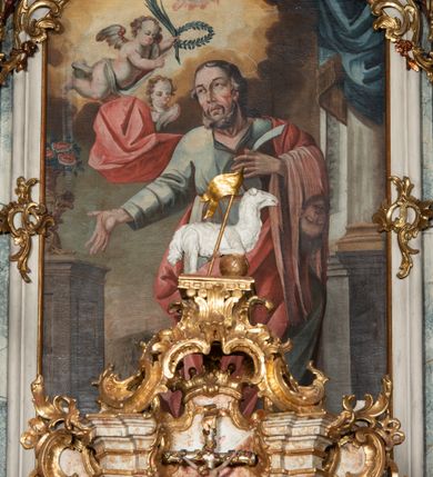 Zdjęcie nr 19: Ołtarz architektoniczny, trójosiowy, z wydzieloną częścią cokołową z bramkami bocznymi, jednokondygnacyjny, ze zwieńczeniem. Mensa drewniana z portatylem z marmuru dębnickiego, umieszczona na drewnianej, prostopadłościennej skrzyni.  Antepedium w kształcie leżącego prostokąta, ujęte profilowaną ramą dekorowaną liśćmi akantu i perełkowaniem. W polu płaskorzeźbione przedstawienie baranka leżącego na krzyżu, na obłoku, ujęte parą liści akantu oraz wicią roślinną z kwiatami i kiściami winogron. 
Na mensie tabernakulum z Tronem Łaski w formie prostopadłościanu na cokole, o wypukłej ściance frontowej, ujęte spływami wolutowymi podtrzymującymi niepełne belkowanie, wyłamane po środku łukiem półkolistym. Na froncie obrotowa nisza ujęta obramieniem w kształcie stojącego prostokąta zamkniętego łukiem nadwieszonym. W niszy ryte przedstawienie kielicha z Eucharystią w glorii, na obłoku, całość w rocaillowej ramie. Powyżej tron wystawienia z cokołem dekorowanym rocaille’em i parą ornamentalnych świeczników; ujęty parą kolumn dźwigających imposty. Podpory dżwigają rocaillowe kabłąki tworzące baldachim, na którego szczycie figurka baranka eucharystycznego leżącego na księdze. Ścianka w formie zbliżonej do stojącego prostokąta ujęta rocaille. Tabernakulum i tron ujęte okazałymi spływami wolutowymi z rocaillowymi uszami oraz na zakończeniach u dołu dwiema rzeźbami klęczących, adorujących aniołów.
Osie nastawy wydzielone w osiach skrajnych parą kolumn o skręconych trzonach i korynckich kapitelach umieszczonych na tle pilastrów, w osiach wewnętrznych parą pilastrów o trzonach w formie wolut z puttami z puttami, podtrzymywaną przez kariatydy w formie okazałych figur uskrzydlonych aniołów. Podpory wspierają pełne belkowanie z profilowanym gzymsem, występujące nad nimi, przerwane nad polem środkowym. W polu środkowym nisza ze sklepieniem kolebkowym wspartym na dwóch filarach i pilastrach. W głębi niszy obraz Św. Bartłomiej w profilowanej ramie w kształcie stojącego prostokąta zamkniętego łukiem odcinkowym. Na podniebiu niszy obraz Męczeństwo św. Bartłomieja w kształcie leżącego prostokąta ujętego niesymetrycznym obramieniem z motywem rocaille’ów. Nisza flankowana z figurami św. Stefana i św. Emeryka umieszczonymi na konsolach, na tle pilastrów. Pola retabulum w osiach skrajnych wklęsłe, między podporami prześwity z figurami św. Piotra i św. Pawła. W partii wysokiego cokołu bramki ujęte od zewnątrz wklęsłymi filarami podtrzymującymi belkowanie, wejścia z drzwiczkami w kształcie stojącego prostokąta zamkniętego łukiem półkolistym z obrazami przedstawiającymi Mojżesza i Aarona. Zwieńczenie w formie aedikuli ujętej pilastrami wspierającymi przerwane belkowanie oraz fantazyjnymi spływami wolutowymi, spływającymi na wewnętrzne podpory, przyjmując formę przerwanego przyczółka, na którym dwa putta i dwie figury siedzących aniołów. W osiach zewnętrznych podpór dwa putta siedzące kanelowanych postumentach i obłokach, prawe przytrzymuje skórę (atrybut św. Bartłomieja). W polu zwieńczenia obraz Św. Anna Samotrzeć w kształcie wydłużonego ośmioboku, w ornamentalnej ramie. Całość zwieńczona rzeźbioną półpostacią Boga Ojca pośród obłoków ukazanego w glorii promienistej. Drzwi do bramek flankowane liściastymi festonami, powyżej tarcze ujęte liśćmi laurowymi, zwieńczone koroną z klejnotem; lewa z klejnotem w postaci łabędzia z napisem: SOLI/ DEO/GLORIA, prawa z postacią ludzką z napisem: SOLI DEO HONOR. Woluty i fryz dekorowane motywami rocaille’ów oraz uskrzydlonymi główkami anielskimi. Osie boczne wypełnione ażurowymi rocaille’ami z gałązkami różanymi oraz ornamentem małżowinowo-chrząstkowym, belkowanie z podwieszonym lambrekinem z chwostami. Skręcone trzony kolumn zdobione wicią z winnej latorośli. Archiwolta nad polem środkowym dekorowana rocaille’em, rocaille’owym kartuszem i lambrekinem z chwostami. Woluty zwieńczenia, pilastry i naroża pola obrazowego dekorowane motywami rocaille’ów. 
Nastawa marmoryzowana w odcieniu jasnoszarym, profile marmoryzowane w kolorze jasnoróżowym, ornamenty i obramienia złocone.