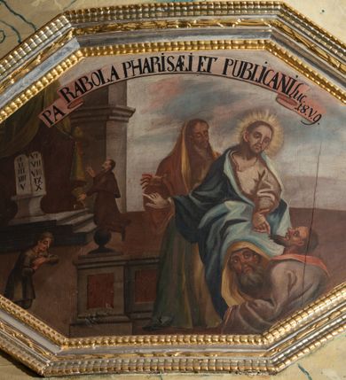 Zdjęcie nr 5: Prospekt architektoniczny, pięcioosiowy, na cokole. Oś środkowa i skrajne wyznaczone ryzalitami. Ryzalit środkowy wyższy od skrajnych, wieloboczny, ryzality skrajne dwuboczne (kątowe); we wszystkich osiach prześwity wypełnione piszczałkami; zwieńczone belkowaniem, podtrzymywane przez wsporniki. Prospekt ujęty uszami utworzonymi z motywów suchego akantu i karbowanej wstęgi. W zwieńczeniu ryzalitu środkowego osiem kabłąków dekorowanych perełkowaniem podtrzymujących rzeźbionego ptaka (kukułka). Ryzality zewnętrzne zwieńczone ażurowymi, trójkątnymi szczytami utworzonymi z motywów roślinnych. Pomiędzy ryzalitami oraz w górnych częściach prześwitów ornament małżowinowy, w dolnej fryz palmetowy. Struktura marmoryzowana na niebiesko, profile i gzyms na czerwono, ornamentyka złocona. Parapet chóru muzycznego, z wypukłą, półokrągłą częścią środkową, wspartą parze filarów stojących na wysokich graniastosłupowych cokołach, o kanelowanych trzonach i akantowych kapitelach, podzielony na siedem pól wydzielonych korynckimi kolumienkami, o gładkich, srebrzonych trzonach, złoconych bazach o kapitelach, stojącymi na konsolkach z podwieszeniem w kształcie szyszki. Kolumienki wspierają wyłamujący się nad nimi gzyms parapetu. Pola w kształcie leżącego prostokąta, ujęte fantazyjnie ukształtowanymi fartuchami, zdobione na przemian obrazami w kształcie ośmioboku lub leżącego owalu opisanego na kwadracie. Obrazy ujęte dekoracyjnymi, profilowanymi ramami. W górnej partii każdego przedstawienia wstęga z napisem: (od lewej): PARABOLA DE PARANDIS PRO TURI ET BELLO Sublibus. Luc. 14 V 2: PARABOLA EPULONIS ET LAZARI Luc. 16 V. 19; PARABOLA PHARISAEI ET PUBLICANI Luc. 18. V. 9; W polu środkowym mały trójosiowy pozytyw. PARABOLA DECEM VIRGINUM MATTH. 23. V. 1; CHRISTUS TRANSFIGURATUR MATTH. 17. V. 1; PROHIBET NIMIAM PROVICTU CURAM MATTH. 6. 25. Struktura marmoryzowana w odcieniach zieleni, beżów i czerwieni; ornamentyka i detal architektoniczny złocony i srebrzony. 