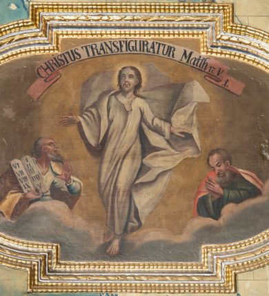 Zdjęcie nr 7: Prospekt architektoniczny, pięcioosiowy, na cokole. Oś środkowa i skrajne wyznaczone ryzalitami. Ryzalit środkowy wyższy od skrajnych, wieloboczny, ryzality skrajne dwuboczne (kątowe); we wszystkich osiach prześwity wypełnione piszczałkami; zwieńczone belkowaniem, podtrzymywane przez wsporniki. Prospekt ujęty uszami utworzonymi z motywów suchego akantu i karbowanej wstęgi. W zwieńczeniu ryzalitu środkowego osiem kabłąków dekorowanych perełkowaniem podtrzymujących rzeźbionego ptaka (kukułka). Ryzality zewnętrzne zwieńczone ażurowymi, trójkątnymi szczytami utworzonymi z motywów roślinnych. Pomiędzy ryzalitami oraz w górnych częściach prześwitów ornament małżowinowy, w dolnej fryz palmetowy. Struktura marmoryzowana na niebiesko, profile i gzyms na czerwono, ornamentyka złocona. Parapet chóru muzycznego, z wypukłą, półokrągłą częścią środkową, wspartą parze filarów stojących na wysokich graniastosłupowych cokołach, o kanelowanych trzonach i akantowych kapitelach, podzielony na siedem pól wydzielonych korynckimi kolumienkami, o gładkich, srebrzonych trzonach, złoconych bazach o kapitelach, stojącymi na konsolkach z podwieszeniem w kształcie szyszki. Kolumienki wspierają wyłamujący się nad nimi gzyms parapetu. Pola w kształcie leżącego prostokąta, ujęte fantazyjnie ukształtowanymi fartuchami, zdobione na przemian obrazami w kształcie ośmioboku lub leżącego owalu opisanego na kwadracie. Obrazy ujęte dekoracyjnymi, profilowanymi ramami. W górnej partii każdego przedstawienia wstęga z napisem: (od lewej): PARABOLA DE PARANDIS PRO TURI ET BELLO Sublibus. Luc. 14 V 2: PARABOLA EPULONIS ET LAZARI Luc. 16 V. 19; PARABOLA PHARISAEI ET PUBLICANI Luc. 18. V. 9; W polu środkowym mały trójosiowy pozytyw. PARABOLA DECEM VIRGINUM MATTH. 23. V. 1; CHRISTUS TRANSFIGURATUR MATTH. 17. V. 1; PROHIBET NIMIAM PROVICTU CURAM MATTH. 6. 25. Struktura marmoryzowana w odcieniach zieleni, beżów i czerwieni; ornamentyka i detal architektoniczny złocony i srebrzony. 