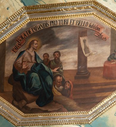 Zdjęcie nr 6: Prospekt architektoniczny, pięcioosiowy, na cokole. Oś środkowa i skrajne wyznaczone ryzalitami. Ryzalit środkowy wyższy od skrajnych, wieloboczny, ryzality skrajne dwuboczne (kątowe); we wszystkich osiach prześwity wypełnione piszczałkami; zwieńczone belkowaniem, podtrzymywane przez wsporniki. Prospekt ujęty uszami utworzonymi z motywów suchego akantu i karbowanej wstęgi. W zwieńczeniu ryzalitu środkowego osiem kabłąków dekorowanych perełkowaniem podtrzymujących rzeźbionego ptaka (kukułka). Ryzality zewnętrzne zwieńczone ażurowymi, trójkątnymi szczytami utworzonymi z motywów roślinnych. Pomiędzy ryzalitami oraz w górnych częściach prześwitów ornament małżowinowy, w dolnej fryz palmetowy. Struktura marmoryzowana na niebiesko, profile i gzyms na czerwono, ornamentyka złocona. Parapet chóru muzycznego, z wypukłą, półokrągłą częścią środkową, wspartą parze filarów stojących na wysokich graniastosłupowych cokołach, o kanelowanych trzonach i akantowych kapitelach, podzielony na siedem pól wydzielonych korynckimi kolumienkami, o gładkich, srebrzonych trzonach, złoconych bazach o kapitelach, stojącymi na konsolkach z podwieszeniem w kształcie szyszki. Kolumienki wspierają wyłamujący się nad nimi gzyms parapetu. Pola w kształcie leżącego prostokąta, ujęte fantazyjnie ukształtowanymi fartuchami, zdobione na przemian obrazami w kształcie ośmioboku lub leżącego owalu opisanego na kwadracie. Obrazy ujęte dekoracyjnymi, profilowanymi ramami. W górnej partii każdego przedstawienia wstęga z napisem: (od lewej): PARABOLA DE PARANDIS PRO TURI ET BELLO Sublibus. Luc. 14 V 2: PARABOLA EPULONIS ET LAZARI Luc. 16 V. 19; PARABOLA PHARISAEI ET PUBLICANI Luc. 18. V. 9; W polu środkowym mały trójosiowy pozytyw. PARABOLA DECEM VIRGINUM MATTH. 23. V. 1; CHRISTUS TRANSFIGURATUR MATTH. 17. V. 1; PROHIBET NIMIAM PROVICTU CURAM MATTH. 6. 25. Struktura marmoryzowana w odcieniach zieleni, beżów i czerwieni; ornamentyka i detal architektoniczny złocony i srebrzony. 