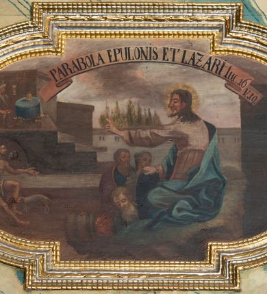 Zdjęcie nr 8: Prospekt architektoniczny, pięcioosiowy, na cokole. Oś środkowa i skrajne wyznaczone ryzalitami. Ryzalit środkowy wyższy od skrajnych, wieloboczny, ryzality skrajne dwuboczne (kątowe); we wszystkich osiach prześwity wypełnione piszczałkami; zwieńczone belkowaniem, podtrzymywane przez wsporniki. Prospekt ujęty uszami utworzonymi z motywów suchego akantu i karbowanej wstęgi. W zwieńczeniu ryzalitu środkowego osiem kabłąków dekorowanych perełkowaniem podtrzymujących rzeźbionego ptaka (kukułka). Ryzality zewnętrzne zwieńczone ażurowymi, trójkątnymi szczytami utworzonymi z motywów roślinnych. Pomiędzy ryzalitami oraz w górnych częściach prześwitów ornament małżowinowy, w dolnej fryz palmetowy. Struktura marmoryzowana na niebiesko, profile i gzyms na czerwono, ornamentyka złocona. Parapet chóru muzycznego, z wypukłą, półokrągłą częścią środkową, wspartą parze filarów stojących na wysokich graniastosłupowych cokołach, o kanelowanych trzonach i akantowych kapitelach, podzielony na siedem pól wydzielonych korynckimi kolumienkami, o gładkich, srebrzonych trzonach, złoconych bazach o kapitelach, stojącymi na konsolkach z podwieszeniem w kształcie szyszki. Kolumienki wspierają wyłamujący się nad nimi gzyms parapetu. Pola w kształcie leżącego prostokąta, ujęte fantazyjnie ukształtowanymi fartuchami, zdobione na przemian obrazami w kształcie ośmioboku lub leżącego owalu opisanego na kwadracie. Obrazy ujęte dekoracyjnymi, profilowanymi ramami. W górnej partii każdego przedstawienia wstęga z napisem: (od lewej): PARABOLA DE PARANDIS PRO TURI ET BELLO Sublibus. Luc. 14 V 2: PARABOLA EPULONIS ET LAZARI Luc. 16 V. 19; PARABOLA PHARISAEI ET PUBLICANI Luc. 18. V. 9; W polu środkowym mały trójosiowy pozytyw. PARABOLA DECEM VIRGINUM MATTH. 23. V. 1; CHRISTUS TRANSFIGURATUR MATTH. 17. V. 1; PROHIBET NIMIAM PROVICTU CURAM MATTH. 6. 25. Struktura marmoryzowana w odcieniach zieleni, beżów i czerwieni; ornamentyka i detal architektoniczny złocony i srebrzony. 