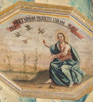 Zdjęcie nr 9: Prospekt architektoniczny, pięcioosiowy, na cokole. Oś środkowa i skrajne wyznaczone ryzalitami. Ryzalit środkowy wyższy od skrajnych, wieloboczny, ryzality skrajne dwuboczne (kątowe); we wszystkich osiach prześwity wypełnione piszczałkami; zwieńczone belkowaniem, podtrzymywane przez wsporniki. Prospekt ujęty uszami utworzonymi z motywów suchego akantu i karbowanej wstęgi. W zwieńczeniu ryzalitu środkowego osiem kabłąków dekorowanych perełkowaniem podtrzymujących rzeźbionego ptaka (kukułka). Ryzality zewnętrzne zwieńczone ażurowymi, trójkątnymi szczytami utworzonymi z motywów roślinnych. Pomiędzy ryzalitami oraz w górnych częściach prześwitów ornament małżowinowy, w dolnej fryz palmetowy. Struktura marmoryzowana na niebiesko, profile i gzyms na czerwono, ornamentyka złocona. Parapet chóru muzycznego, z wypukłą, półokrągłą częścią środkową, wspartą parze filarów stojących na wysokich graniastosłupowych cokołach, o kanelowanych trzonach i akantowych kapitelach, podzielony na siedem pól wydzielonych korynckimi kolumienkami, o gładkich, srebrzonych trzonach, złoconych bazach o kapitelach, stojącymi na konsolkach z podwieszeniem w kształcie szyszki. Kolumienki wspierają wyłamujący się nad nimi gzyms parapetu. Pola w kształcie leżącego prostokąta, ujęte fantazyjnie ukształtowanymi fartuchami, zdobione na przemian obrazami w kształcie ośmioboku lub leżącego owalu opisanego na kwadracie. Obrazy ujęte dekoracyjnymi, profilowanymi ramami. W górnej partii każdego przedstawienia wstęga z napisem: (od lewej): PARABOLA DE PARANDIS PRO TURI ET BELLO Sublibus. Luc. 14 V 2: PARABOLA EPULONIS ET LAZARI Luc. 16 V. 19; PARABOLA PHARISAEI ET PUBLICANI Luc. 18. V. 9; W polu środkowym mały trójosiowy pozytyw. PARABOLA DECEM VIRGINUM MATTH. 23. V. 1; CHRISTUS TRANSFIGURATUR MATTH. 17. V. 1; PROHIBET NIMIAM PROVICTU CURAM MATTH. 6. 25. Struktura marmoryzowana w odcieniach zieleni, beżów i czerwieni; ornamentyka i detal architektoniczny złocony i srebrzony. 