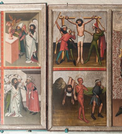 Zdjęcie nr 2: Jedno dwustronnie malowane skrzydło ołtarzowe o kształcie stojącego prostokąta. Na awersie cztery sceny z życia i działalności św. Bartłomieja Apostoła w Indiach: Uzdrowienie córki króla Polemiusza, Wypędzenie diabła ze świątyni, Chrzest króla Polemiusza i jego dworu oraz Pojmanie św. Bartłomieja. Na rewersie Modlitwa w Ogrojcu. Na fragmencie części środkowej (2/3 całości) umieszczono dwie sceny męczeństwa świętego oraz duże całopostaciowe przedstawienie św. Bartłomieja stojącego frontalnie na tle wzorzystej tkaniny. Twarz szeroka okolona czarnymi kędzierzawymi włosami i takąż brodą. Ubrany w długą ciemną suknię, spod której u dołu widać tylko czubki czerwonych spiczastych butów. Okryty białym płaszczem z czerwoną podszewką. Ręce ugięte w łokciach, w prawej dłoni nóż (narzędzie męki), w lewej oprawna księga.  