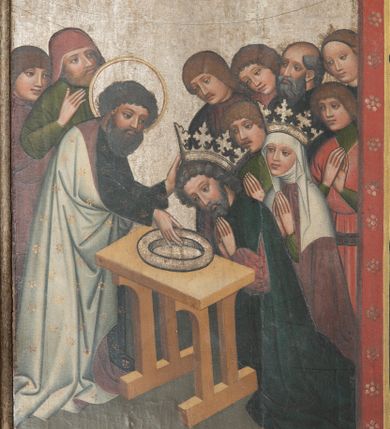 Zdjęcie nr 7: Jedno dwustronnie malowane skrzydło ołtarzowe o kształcie stojącego prostokąta. Na awersie cztery sceny z życia i działalności św. Bartłomieja Apostoła w Indiach: Uzdrowienie córki króla Polemiusza, Wypędzenie diabła ze świątyni, Chrzest króla Polemiusza i jego dworu oraz Pojmanie św. Bartłomieja. Na rewersie Modlitwa w Ogrojcu. Na fragmencie części środkowej (2/3 całości) umieszczono dwie sceny męczeństwa świętego oraz duże całopostaciowe przedstawienie św. Bartłomieja stojącego frontalnie na tle wzorzystej tkaniny. Twarz szeroka okolona czarnymi kędzierzawymi włosami i takąż brodą. Ubrany w długą ciemną suknię, spod której u dołu widać tylko czubki czerwonych spiczastych butów. Okryty białym płaszczem z czerwoną podszewką. Ręce ugięte w łokciach, w prawej dłoni nóż (narzędzie męki), w lewej oprawna księga.  