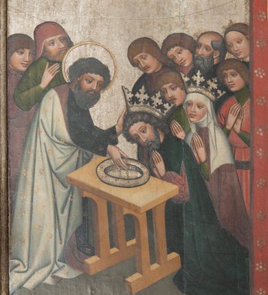 Zdjęcie nr 11: Jedno dwustronnie malowane skrzydło ołtarzowe o kształcie stojącego prostokąta. Na awersie cztery sceny z życia i działalności św. Bartłomieja Apostoła w Indiach: Uzdrowienie córki króla Polemiusza, Wypędzenie diabła ze świątyni, Chrzest króla Polemiusza i jego dworu oraz Pojmanie św. Bartłomieja. Na rewersie Modlitwa w Ogrojcu. Na fragmencie części środkowej (2/3 całości) umieszczono dwie sceny męczeństwa świętego oraz duże całopostaciowe przedstawienie św. Bartłomieja stojącego frontalnie na tle wzorzystej tkaniny. Twarz szeroka okolona czarnymi kędzierzawymi włosami i takąż brodą. Ubrany w długą ciemną suknię, spod której u dołu widać tylko czubki czerwonych spiczastych butów. Okryty białym płaszczem z czerwoną podszewką. Ręce ugięte w łokciach, w prawej dłoni nóż (narzędzie męki), w lewej oprawna księga.  