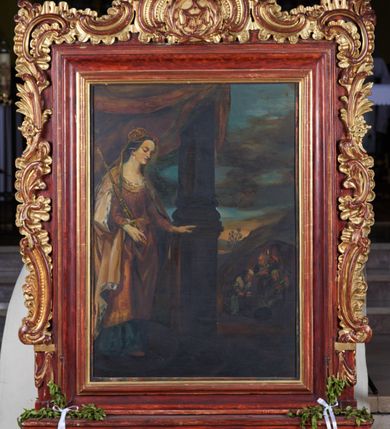 Zdjęcie nr 2: Feretron dwustronny z obrazami Matki Boskiej Szkaplerznej i św. Kingi ustawiony na prostopadłościennym cokole, zaopatrzonym w otwory na drążki do noszenia. Rama po bokach ujęta niskimi cokolikami ozdobionymi festonami wspierającymi rzeźbioną dekorację ramy utworzoną z ornamentu rocaille&#039;owego. W zwieńczeniu nad obrazem św. Kingi monogram maryjny, a nad obrazem Matki Boskiej Oko Opatrzności wpisane w trójkąt. Obrazy ujęte są w prostokątną, profilowaną ramę. Na awersie przedstawienie Matki Boskiej Szkaplerznej na globie z Dzieciątkiem na prawym ręku i szkaplerzem w lewej dłoni. Rysy twarzy oddane sumarycznie. Maria ubrana jest w różową suknię i niebieski płaszcz oraz biały welon na głowie. Dzieciątko zwrócone trzy czwarte w lewo, ukazane w pozycji siedzącej z prawą rączką uniesioną wysoko w górę, w której trzyma złote berło. Wokół głów Marii i Dzieciątka są zachodzące na siebie koliste i złocone niby z czerwona obwódką. W dolnej części kompozycji, po prawej stronie ukazany jest św. Szymon Stock, zwrócony trzy czwarte w prawo, który w dłoniach trzyma szkaplerz. Ubrany jest w habit i płaszcz karmelitański, nad głową ma złoty i okrągły nimb. Po lewej stronie obrazu inny zakonnik karmelitański ukazany jest w półpostaci, z prawego profilu z rękami złożonymi w geście modlitwy. W górnej części kompozycji znajdują się uskrzydlone główki aniołków. Tło w kolorach złota i ugru. Na odwrociu obraz św. Kingi. Święta została ukazana po lewej stronie kompozycji, zwrócona trzy czwarte w lewo z berłem w prawej dłoni, lewą ręką wspierająca się na stojącej obok kolumnie. Twarz owalna z wysokim czołem, z przymkniętymi oczami. Włosy ciemne, upięte do tyłu i ozdobione sznurami białych pereł. Ubrana jest w bogaty strój, niebieską suknię spodnią, czerwoną suknię wierzchnią oraz czerwony płaszcz z gronostajowym obszyciem, na głowie ma założoną koronę zamkniętą i welon. Po prawej stronie kompozycji, w oddali ukazana jest grupa trzech mężczyzn odnajdujących w bryle soli pierścień św. Kingi. W lewym, górnym narożu widoczna jest podwieszona kotara, a w prawym niebieskie niebo z ciemnymi chmurami. Kolorystyka obrazów ciemna. Struktura feretronu malowana na czerwono, profilowania i ornamentyka złocone.