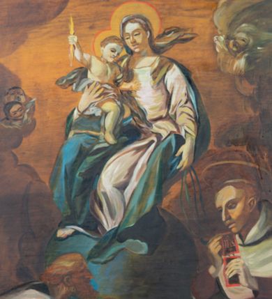 Zdjęcie nr 1: Feretron dwustronny z obrazami Matki Boskiej Szkaplerznej i św. Kingi ustawiony na prostopadłościennym cokole, zaopatrzonym w otwory na drążki do noszenia. Rama po bokach ujęta niskimi cokolikami ozdobionymi festonami wspierającymi rzeźbioną dekorację ramy utworzoną z ornamentu rocaille&#039;owego. W zwieńczeniu nad obrazem św. Kingi monogram maryjny, a nad obrazem Matki Boskiej Oko Opatrzności wpisane w trójkąt. Obrazy ujęte są w prostokątną, profilowaną ramę. Na awersie przedstawienie Matki Boskiej Szkaplerznej na globie z Dzieciątkiem na prawym ręku i szkaplerzem w lewej dłoni. Rysy twarzy oddane sumarycznie. Maria ubrana jest w różową suknię i niebieski płaszcz oraz biały welon na głowie. Dzieciątko zwrócone trzy czwarte w lewo, ukazane w pozycji siedzącej z prawą rączką uniesioną wysoko w górę, w której trzyma złote berło. Wokół głów Marii i Dzieciątka są zachodzące na siebie koliste i złocone niby z czerwona obwódką. W dolnej części kompozycji, po prawej stronie ukazany jest św. Szymon Stock, zwrócony trzy czwarte w prawo, który w dłoniach trzyma szkaplerz. Ubrany jest w habit i płaszcz karmelitański, nad głową ma złoty i okrągły nimb. Po lewej stronie obrazu inny zakonnik karmelitański ukazany jest w półpostaci, z prawego profilu z rękami złożonymi w geście modlitwy. W górnej części kompozycji znajdują się uskrzydlone główki aniołków. Tło w kolorach złota i ugru. Na odwrociu obraz św. Kingi. Święta została ukazana po lewej stronie kompozycji, zwrócona trzy czwarte w lewo z berłem w prawej dłoni, lewą ręką wspierająca się na stojącej obok kolumnie. Twarz owalna z wysokim czołem, z przymkniętymi oczami. Włosy ciemne, upięte do tyłu i ozdobione sznurami białych pereł. Ubrana jest w bogaty strój, niebieską suknię spodnią, czerwoną suknię wierzchnią oraz czerwony płaszcz z gronostajowym obszyciem, na głowie ma założoną koronę zamkniętą i welon. Po prawej stronie kompozycji, w oddali ukazana jest grupa trzech mężczyzn odnajdujących w bryle soli pierścień św. Kingi. W lewym, górnym narożu widoczna jest podwieszona kotara, a w prawym niebieskie niebo z ciemnymi chmurami. Kolorystyka obrazów ciemna. Struktura feretronu malowana na czerwono, profilowania i ornamentyka złocone.