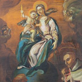 Zdjęcie nr 1: Feretron dwustronny z obrazami Matki Boskiej Szkaplerznej i św. Kingi ustawiony na prostopadłościennym cokole, zaopatrzonym w otwory na drążki do noszenia. Rama po bokach ujęta niskimi cokolikami ozdobionymi festonami wspierającymi rzeźbioną dekorację ramy utworzoną z ornamentu rocaille'owego. W zwieńczeniu nad obrazem św. Kingi monogram maryjny, a nad obrazem Matki Boskiej Oko Opatrzności wpisane w trójkąt. Obrazy ujęte są w prostokątną, profilowaną ramę. Na awersie przedstawienie Matki Boskiej Szkaplerznej na globie z Dzieciątkiem na prawym ręku i szkaplerzem w lewej dłoni. Rysy twarzy oddane sumarycznie. Maria ubrana jest w różową suknię i niebieski płaszcz oraz biały welon na głowie. Dzieciątko zwrócone trzy czwarte w lewo, ukazane w pozycji siedzącej z prawą rączką uniesioną wysoko w górę, w której trzyma złote berło. Wokół głów Marii i Dzieciątka są zachodzące na siebie koliste i złocone niby z czerwona obwódką. W dolnej części kompozycji, po prawej stronie ukazany jest św. Szymon Stock, zwrócony trzy czwarte w prawo, który w dłoniach trzyma szkaplerz. Ubrany jest w habit i płaszcz karmelitański, nad głową ma złoty i okrągły nimb. Po lewej stronie obrazu inny zakonnik karmelitański ukazany jest w półpostaci, z prawego profilu z rękami złożonymi w geście modlitwy. W górnej części kompozycji znajdują się uskrzydlone główki aniołków. Tło w kolorach złota i ugru. Na odwrociu obraz św. Kingi. Święta została ukazana po lewej stronie kompozycji, zwrócona trzy czwarte w lewo z berłem w prawej dłoni, lewą ręką wspierająca się na stojącej obok kolumnie. Twarz owalna z wysokim czołem, z przymkniętymi oczami. Włosy ciemne, upięte do tyłu i ozdobione sznurami białych pereł. Ubrana jest w bogaty strój, niebieską suknię spodnią, czerwoną suknię wierzchnią oraz czerwony płaszcz z gronostajowym obszyciem, na głowie ma założoną koronę zamkniętą i welon. Po prawej stronie kompozycji, w oddali ukazana jest grupa trzech mężczyzn odnajdujących w bryle soli pierścień św. Kingi. W lewym, górnym narożu widoczna jest podwieszona kotara, a w prawym niebieskie niebo z ciemnymi chmurami. Kolorystyka obrazów ciemna. Struktura feretronu malowana na czerwono, profilowania i ornamentyka złocone.