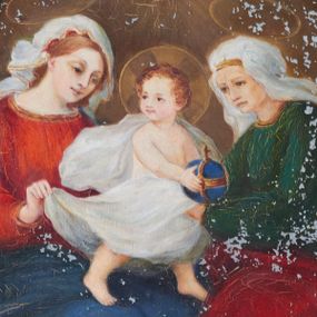 Zdjęcie nr 1: Feretron dwustronny ustawiony na prostopadłościennej podstawie zaopatrzonej w otwory na drążki do noszenia. Struktura feretronu od dołu flankowana dwiema wstęgami zdobionymi puklowaniem, spiętymi pośrodku muszlą palmetową. Boki utworzone z ażurowej kratki ujętej wolutami i ze spływającymi kampanulami. W zwieńczeniu muszla palmetowa i rocaille wraz z zatkniętym u szczytu akroterionem. W polu w owalnej, profilowanej i złoconej ramie obrazy: „Św. Anna Samotrzeć” oraz „Św. Joachim z małą Marią”. Na obrazie św. Anny Samotrzeć ukazana Matka Boska po lewej stronie, św. Anna po prawej, na kolanach Marii Dzieciątko Jezus, a nad nimi gołębica Ducha Świętego. Obie kobiety ukazane w pozycji siedzącej, zwrócone w trzech czwartych ku środkowi, rękami przytrzymujące Dzieciątko. Twarz Marii o delikatnych rysach, z prostym nosem, dużymi i brązowymi oczami oraz o wyraźnych ustach. Jej jasnobrązowe włosy są częściowo schowane pod białym welonem ze złotą lamówką. Ubrana jest w czerwoną suknię oraz niebieski płaszcz założony na lewe ramię i zasłaniający kolana. Po drugiej stronie św. Anna o twarzy cechującej się rysami starszej kobiety z włosami schowanymi całkowicie pod białym welonem ze złotą opaską wokół głowy. Ubrana jest w zieloną suknię oraz czerwony płaszcz założony na kolana. Dzieciątko Jezus zwrócone trzy czwarte w lewo, z głową skierowaną w drugą stronę, z lewą nóżką wysuniętą do przodu, w dłoniach trzymające niebieskie jabłko królewskie. Twarz o dziecięcych rysach z zarumienionymi policzkami, okolona kędzierzawymi włosami. Ubrany jest w zwiewną pieluszkę odsłaniającą ramiona, którą z jednego końca podtrzymuje Matka Boska. Nad głową Marii i św. Anny złote, koliste nimby, a wokół głowy Dzieciątka nimb krzyżowy. Tło w różnych odcieniach brązu. Po drugiej stronie feretronu obraz św. Joachima z małą Marią. W centrum kompozycji św. Joachim siedzący w fotelu i trzymający na kolanach małą Marię. Matka Boska ukazana w postawie stojącej, rękami trzymająca się św. Joachima. Twarz o rysach dziecka, z małymi ustami i nosem oraz dużymi oczami. Włosy bujne, ciemnobrązowe, upięte do tyłu, wokół głowy świetlisty nimb. Ubrana jest w białą suknię oraz ciemnoniebieski płaszcz założony na lewe ramię. Święty Joachim widoczny z prawego profilu, prawą ręką ujmujący Marię. Twarz podłużna, okolona siwą brodą oraz siwymi włosami. Ubrany jest w brązową suknię z długimi rękawami oraz zielony płaszcz przewieszony przez poręcz krzesła. Tło jednolite, brązowe. 


