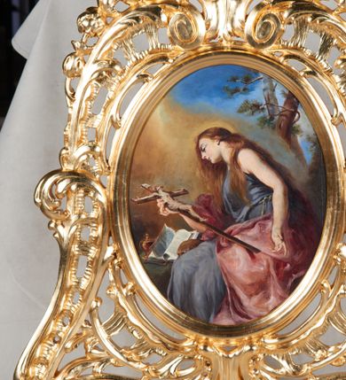 Zdjęcie nr 1: Feretron ustawiony na dwóch niskich podstawach na planie prostokąta, nóżki zaopatrzone w otwory na drążki do noszenia. Struktura utworzona z wolutowo skręconych liści akantu, rocaille&#039;u, w zwieńczeniu kratki regencyjnej, od której odchodzą kampanule spływające po bokach zwieńczenia. Obrazy owalne z jednej strony pokutująca św. Maria Magdalena, a z drugiej św. Jan Ewangelista. 

Święta Maria Magdalena zwrócona jest trzy czwarte w prawo, z sylwetką pochyloną w dół, z głową ukazaną z lewego profilu. Święta prawą ręką podtrzymuje krucyfiks, lewą opuszcza wzdłuż ciała. Twarz o wyraźnie zaznaczonych rysach, na wpół przymkniętych oczach, z prostym profilem nosa i wyraźnie zaznaczonym podbródkiem. Okolona długimi, jasnymi włosami, opadającymi na plecy i ramiona. Karnacja jasna, utrzymana w beżach, żółcieniach i różach. Święta ubrana jest w długą, szaroniebieską suknię bez rękawów, przewiązaną w pasie sznurem oraz bladoróżowy płaszcz przerzucony przez prawe ramię, opadający wzdłuż pleców, zarzucony na kolana. Po lewej stronie na stoliku przykrytym zieloną tkaniną otwarta księga, puszka na wonności oraz czaszka. Tło z lewej strony tworzy świetlna poświata oblewająca postać świętej, z prawej błękitne, zachmurzone niebo z krzyżującymi się brzozami.

Święty Jan Ewangelista zwrócony trzy czwarte w lewo, z głową w przeciwną stronę. Lewą rękę uniesioną na wysokość piersi opiera na otwartej księdze; w prawej, wspartej o pulpit trzyma pióro. Twarz owalna o młodzieńczych rysach z prostym nosem, brązowymi oczami, wydatnymi i jasnobeżowymi ustami. Głowa okolona długimi, jasnobrązowymi włosami z przedziałkiem na środku, opadającymi lekko skręconymi puklami na ramiona i plecy. Wokół  głowy złota, cienka aureola. Apostoł jest ubrany w ciemnozieloną tunikę z żółtozieloną lamówką przy dekolcie i rękawach oraz czerwony płaszcz przerzucony przez przedramiona. Po prawej stronie za ręką świętego widoczny fragment złotego kielicha z wężem w czarze. Tło czarno-granatowe.