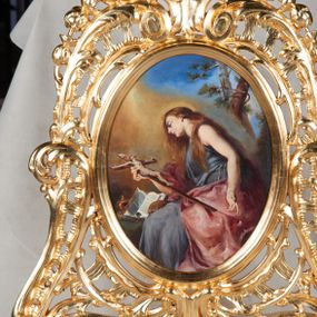 Zdjęcie nr 1: Feretron ustawiony na dwóch niskich podstawach na planie prostokąta, nóżki zaopatrzone w otwory na drążki do noszenia. Struktura utworzona z wolutowo skręconych liści akantu, rocaille'u, w zwieńczeniu kratki regencyjnej, od której odchodzą kampanule spływające po bokach zwieńczenia. Obrazy owalne z jednej strony pokutująca św. Maria Magdalena, a z drugiej św. Jan Ewangelista. 

Święta Maria Magdalena zwrócona jest trzy czwarte w prawo, z sylwetką pochyloną w dół, z głową ukazaną z lewego profilu. Święta prawą ręką podtrzymuje krucyfiks, lewą opuszcza wzdłuż ciała. Twarz o wyraźnie zaznaczonych rysach, na wpół przymkniętych oczach, z prostym profilem nosa i wyraźnie zaznaczonym podbródkiem. Okolona długimi, jasnymi włosami, opadającymi na plecy i ramiona. Karnacja jasna, utrzymana w beżach, żółcieniach i różach. Święta ubrana jest w długą, szaroniebieską suknię bez rękawów, przewiązaną w pasie sznurem oraz bladoróżowy płaszcz przerzucony przez prawe ramię, opadający wzdłuż pleców, zarzucony na kolana. Po lewej stronie na stoliku przykrytym zieloną tkaniną otwarta księga, puszka na wonności oraz czaszka. Tło z lewej strony tworzy świetlna poświata oblewająca postać świętej, z prawej błękitne, zachmurzone niebo z krzyżującymi się brzozami.

Święty Jan Ewangelista zwrócony trzy czwarte w lewo, z głową w przeciwną stronę. Lewą rękę uniesioną na wysokość piersi opiera na otwartej księdze; w prawej, wspartej o pulpit trzyma pióro. Twarz owalna o młodzieńczych rysach z prostym nosem, brązowymi oczami, wydatnymi i jasnobeżowymi ustami. Głowa okolona długimi, jasnobrązowymi włosami z przedziałkiem na środku, opadającymi lekko skręconymi puklami na ramiona i plecy. Wokół  głowy złota, cienka aureola. Apostoł jest ubrany w ciemnozieloną tunikę z żółtozieloną lamówką przy dekolcie i rękawach oraz czerwony płaszcz przerzucony przez przedramiona. Po prawej stronie za ręką świętego widoczny fragment złotego kielicha z wężem w czarze. Tło czarno-granatowe.