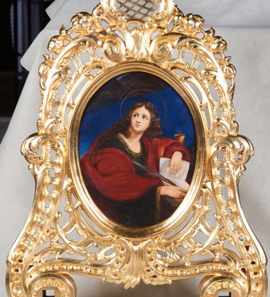 Zdjęcie nr 2: Feretron ustawiony na dwóch niskich podstawach na planie prostokąta, nóżki zaopatrzone w otwory na drążki do noszenia. Struktura utworzona z wolutowo skręconych liści akantu, rocaille'u, w zwieńczeniu kratki regencyjnej, od której odchodzą kampanule spływające po bokach zwieńczenia. Obrazy owalne z jednej strony pokutująca św. Maria Magdalena, a z drugiej św. Jan Ewangelista. 

Święta Maria Magdalena zwrócona jest trzy czwarte w prawo, z sylwetką pochyloną w dół, z głową ukazaną z lewego profilu. Święta prawą ręką podtrzymuje krucyfiks, lewą opuszcza wzdłuż ciała. Twarz o wyraźnie zaznaczonych rysach, na wpół przymkniętych oczach, z prostym profilem nosa i wyraźnie zaznaczonym podbródkiem. Okolona długimi, jasnymi włosami, opadającymi na plecy i ramiona. Karnacja jasna, utrzymana w beżach, żółcieniach i różach. Święta ubrana jest w długą, szaroniebieską suknię bez rękawów, przewiązaną w pasie sznurem oraz bladoróżowy płaszcz przerzucony przez prawe ramię, opadający wzdłuż pleców, zarzucony na kolana. Po lewej stronie na stoliku przykrytym zieloną tkaniną otwarta księga, puszka na wonności oraz czaszka. Tło z lewej strony tworzy świetlna poświata oblewająca postać świętej, z prawej błękitne, zachmurzone niebo z krzyżującymi się brzozami.

Święty Jan Ewangelista zwrócony trzy czwarte w lewo, z głową w przeciwną stronę. Lewą rękę uniesioną na wysokość piersi opiera na otwartej księdze; w prawej, wspartej o pulpit trzyma pióro. Twarz owalna o młodzieńczych rysach z prostym nosem, brązowymi oczami, wydatnymi i jasnobeżowymi ustami. Głowa okolona długimi, jasnobrązowymi włosami z przedziałkiem na środku, opadającymi lekko skręconymi puklami na ramiona i plecy. Wokół  głowy złota, cienka aureola. Apostoł jest ubrany w ciemnozieloną tunikę z żółtozieloną lamówką przy dekolcie i rękawach oraz czerwony płaszcz przerzucony przez przedramiona. Po prawej stronie za ręką świętego widoczny fragment złotego kielicha z wężem w czarze. Tło czarno-granatowe.