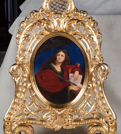 Zdjęcie nr 3: Feretron ustawiony na dwóch niskich podstawach na planie prostokąta, nóżki zaopatrzone w otwory na drążki do noszenia. Struktura utworzona z wolutowo skręconych liści akantu, rocaille'u, w zwieńczeniu kratki regencyjnej, od której odchodzą kampanule spływające po bokach zwieńczenia. Obrazy owalne z jednej strony pokutująca św. Maria Magdalena, a z drugiej św. Jan Ewangelista. 

Święta Maria Magdalena zwrócona jest trzy czwarte w prawo, z sylwetką pochyloną w dół, z głową ukazaną z lewego profilu. Święta prawą ręką podtrzymuje krucyfiks, lewą opuszcza wzdłuż ciała. Twarz o wyraźnie zaznaczonych rysach, na wpół przymkniętych oczach, z prostym profilem nosa i wyraźnie zaznaczonym podbródkiem. Okolona długimi, jasnymi włosami, opadającymi na plecy i ramiona. Karnacja jasna, utrzymana w beżach, żółcieniach i różach. Święta ubrana jest w długą, szaroniebieską suknię bez rękawów, przewiązaną w pasie sznurem oraz bladoróżowy płaszcz przerzucony przez prawe ramię, opadający wzdłuż pleców, zarzucony na kolana. Po lewej stronie na stoliku przykrytym zieloną tkaniną otwarta księga, puszka na wonności oraz czaszka. Tło z lewej strony tworzy świetlna poświata oblewająca postać świętej, z prawej błękitne, zachmurzone niebo z krzyżującymi się brzozami.

Święty Jan Ewangelista zwrócony trzy czwarte w lewo, z głową w przeciwną stronę. Lewą rękę uniesioną na wysokość piersi opiera na otwartej księdze; w prawej, wspartej o pulpit trzyma pióro. Twarz owalna o młodzieńczych rysach z prostym nosem, brązowymi oczami, wydatnymi i jasnobeżowymi ustami. Głowa okolona długimi, jasnobrązowymi włosami z przedziałkiem na środku, opadającymi lekko skręconymi puklami na ramiona i plecy. Wokół  głowy złota, cienka aureola. Apostoł jest ubrany w ciemnozieloną tunikę z żółtozieloną lamówką przy dekolcie i rękawach oraz czerwony płaszcz przerzucony przez przedramiona. Po prawej stronie za ręką świętego widoczny fragment złotego kielicha z wężem w czarze. Tło czarno-granatowe.