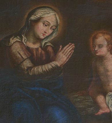 Zdjęcie nr 1: Obraz w formie stojącego prostokąta. W centrum siedząca postać Marii zwrócona trzy czwarte w lewo, delikatnie pochylona z rękami złożonymi w geście modlitwy. Przed nią siedzące na skale Dzieciątko, zwrócone trzy czwarte w prawo, delikatnie pochylone, opierające ciężar ciała na prawej ręce. Maria o delikatnych rysach: owalnej twarzy, małym nosie i drobnych ustach. Na głowie ma biały welon przykrywający jej włosy. Ubrana jest w bladoróżową suknię oraz silnie udrapowany ciemnogranatowy płaszcz, spod którego widoczna jest bosa stopa. Dzieciątko o jasnej, różowawej karnacji. Twarz pełna o małym nosie i głęboko osadzonych oczach. Głowę okalają krótkie, złote włosy. Wokół głów Marii i Dzieciątka złote, świetliste nimby. W tle pejzaż z widocznymi fragmentami drzew w brunatnej i ciemnozielonej tonacji. Rama złocona, fakturowana, w narożach i pośrodku boków zdobiona stylizowaną wicią roślinną.