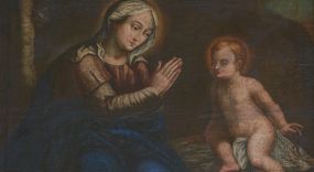 Zdjęcie nr 1: Obraz w formie stojącego prostokąta. W centrum siedząca postać Marii zwrócona trzy czwarte w lewo, delikatnie pochylona z rękami złożonymi w geście modlitwy. Przed nią siedzące na skale Dzieciątko, zwrócone trzy czwarte w prawo, delikatnie pochylone, opierające ciężar ciała na prawej ręce. Maria o delikatnych rysach: owalnej twarzy, małym nosie i drobnych ustach. Na głowie ma biały welon przykrywający jej włosy. Ubrana jest w bladoróżową suknię oraz silnie udrapowany ciemnogranatowy płaszcz, spod którego widoczna jest bosa stopa. Dzieciątko o jasnej, różowawej karnacji. Twarz pełna o małym nosie i głęboko osadzonych oczach. Głowę okalają krótkie, złote włosy. Wokół głów Marii i Dzieciątka złote, świetliste nimby. W tle pejzaż z widocznymi fragmentami drzew w brunatnej i ciemnozielonej tonacji. Rama złocona, fakturowana, w narożach i pośrodku boków zdobiona stylizowaną wicią roślinną.