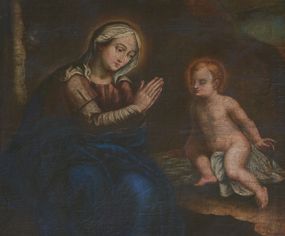 Zdjęcie nr 1: Obraz w formie stojącego prostokąta. W centrum siedząca postać Marii zwrócona trzy czwarte w lewo, delikatnie pochylona z rękami złożonymi w geście modlitwy. Przed nią siedzące na skale Dzieciątko, zwrócone trzy czwarte w prawo, delikatnie pochylone, opierające ciężar ciała na prawej ręce. Maria o delikatnych rysach: owalnej twarzy, małym nosie i drobnych ustach. Na głowie ma biały welon przykrywający jej włosy. Ubrana jest w bladoróżową suknię oraz silnie udrapowany ciemnogranatowy płaszcz, spod którego widoczna jest bosa stopa. Dzieciątko o jasnej, różowawej karnacji. Twarz pełna o małym nosie i głęboko osadzonych oczach. Głowę okalają krótkie, złote włosy. Wokół głów Marii i Dzieciątka złote, świetliste nimby. W tle pejzaż z widocznymi fragmentami drzew w brunatnej i ciemnozielonej tonacji. Rama złocona, fakturowana, w narożach i pośrodku boków zdobiona stylizowaną wicią roślinną.