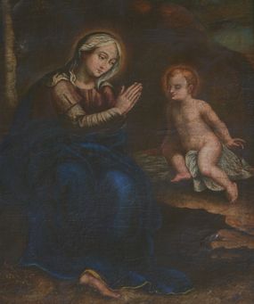 Zdjęcie nr 1: Obraz w formie stojącego prostokąta. W centrum siedząca postać Marii zwrócona trzy czwarte w lewo, delikatnie pochylona z rękami złożonymi w geście modlitwy. Przed nią siedzące na skale Dzieciątko, zwrócone trzy czwarte w prawo, delikatnie pochylone, opierające ciężar ciała na prawej ręce. Maria o delikatnych rysach: owalnej twarzy, małym nosie i drobnych ustach. Na głowie ma biały welon przykrywający jej włosy. Ubrana jest w bladoróżową suknię oraz silnie udrapowany ciemnogranatowy płaszcz, spod którego widoczna jest bosa stopa. Dzieciątko o jasnej, różowawej karnacji. Twarz pełna o małym nosie i głęboko osadzonych oczach. Głowę okalają krótkie, złote włosy. Wokół głów Marii i Dzieciątka złote, świetliste nimby. W tle pejzaż z widocznymi fragmentami drzew w brunatnej i ciemnozielonej tonacji. Rama złocona, fakturowana, w narożach i pośrodku boków zdobiona stylizowaną wicią roślinną.