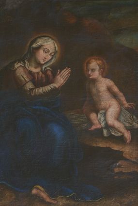 Zdjęcie nr 1: Obraz w formie stojącego prostokąta. W centrum siedząca postać Marii zwrócona trzy czwarte w lewo, delikatnie pochylona z rękami złożonymi w geście modlitwy. Przed nią siedzące na skale Dzieciątko, zwrócone trzy czwarte w prawo, delikatnie pochylone, opierające ciężar ciała na prawej ręce. Maria o delikatnych rysach: owalnej twarzy, małym nosie i drobnych ustach. Na głowie ma biały welon przykrywający jej włosy. Ubrana jest w bladoróżową suknię oraz silnie udrapowany ciemnogranatowy płaszcz, spod którego widoczna jest bosa stopa. Dzieciątko o jasnej, różowawej karnacji. Twarz pełna o małym nosie i głęboko osadzonych oczach. Głowę okalają krótkie, złote włosy. Wokół głów Marii i Dzieciątka złote, świetliste nimby. W tle pejzaż z widocznymi fragmentami drzew w brunatnej i ciemnozielonej tonacji. Rama złocona, fakturowana, w narożach i pośrodku boków zdobiona stylizowaną wicią roślinną.