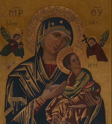 Zdjęcie nr 1: Obraz w kształcie stojącego prostokąta, zamknięty łukiem nadwieszonym z przedstawieniem Matki Boskiej Nieustającej Pomocy. Maria ukazana w półpostaci, frontalnie, z Dzieciątkiem Jezus na lewym ręku. Dzieciątko widoczne z prawego profilu, z głową odwróconą do tyłu, oburącz ujmuje dłoń Marii. Owalne twarze postaci charakteryzują linearnie opracowane rysy, z długimi, wąskimi nosami oraz drobnymi ustami. Oczy Marii mają migdałowy kształt, jej wzrok skierowany jest na wprost. Matka Boska ubrana jest w czerwoną suknię z długimi rękawami ze złotymi obszyciami oraz ciemnoniebieski płaszcz nałożony na głowę. Dzieciątko ubrane jest w zieloną sukienkę i czerwony płaszcz, z jego lewej stopy zsuwa się sandał. Jezus spogląda w kierunku niewielkiej sylwetki jednego z dwóch archaniołów znajdującego się po prawej stronie – archanioła Gabriela. Po drugiej stronie jest archanioł Michał, obaj trzymają w dłoniach narzędzia Męki Pańskiej: Michał (włócznię i gąbkę z octem), Gabriel (krzyż). Na głowach Marii i Dzieciątka znajdują się otwarte korony ze szlachetnymi kamieniami, a wokół nimby: Matki Boskiej dekorowany bogatą wicią floralną, u Dzieciątka nimb krzyżowy. Wszystkie postacie są podpisane inicjałami: nad głową Marii, po lewej stronie obrazu widnieją litery „MP”, a po prawej „ΘΥ”; następnie po lewej stronie obrazu, nad głową archanioła Michała znajdują się litery „ΟΡМ”, a nad głową archanioła Gabriela „OΡГ” i dalej, po prawej stronie obrazu, obok Dzieciątka Jezus litery „IC-XC”. Tło jest złocone. Obraz ujęty jest prostokątną, profilowaną ramą zdobioną od zewnątrz ażurową wicią roślinną. W górnej części kompozycji napis „MATKO BOSKA NIEUSTAJĄCEJ POMOCY / MÓDL SIĘ ZA NAMI”. Rama drewniana, profilowana, złocona, ozdobiona rzędem stylizowanych liści akantu.
