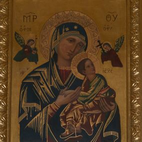 Zdjęcie nr 1: Obraz w kształcie stojącego prostokąta, zamknięty łukiem nadwieszonym z przedstawieniem Matki Boskiej Nieustającej Pomocy. Maria ukazana w półpostaci, frontalnie, z Dzieciątkiem Jezus na lewym ręku. Dzieciątko widoczne z prawego profilu, z głową odwróconą do tyłu, oburącz ujmuje dłoń Marii. Owalne twarze postaci charakteryzują linearnie opracowane rysy, z długimi, wąskimi nosami oraz drobnymi ustami. Oczy Marii mają migdałowy kształt, jej wzrok skierowany jest na wprost. Matka Boska ubrana jest w czerwoną suknię z długimi rękawami ze złotymi obszyciami oraz ciemnoniebieski płaszcz nałożony na głowę. Dzieciątko ubrane jest w zieloną sukienkę i czerwony płaszcz, z jego lewej stopy zsuwa się sandał. Jezus spogląda w kierunku niewielkiej sylwetki jednego z dwóch archaniołów znajdującego się po prawej stronie – archanioła Gabriela. Po drugiej stronie jest archanioł Michał, obaj trzymają w dłoniach narzędzia Męki Pańskiej: Michał (włócznię i gąbkę z octem), Gabriel (krzyż). Na głowach Marii i Dzieciątka znajdują się otwarte korony ze szlachetnymi kamieniami, a wokół nimby: Matki Boskiej dekorowany bogatą wicią floralną, u Dzieciątka nimb krzyżowy. Wszystkie postacie są podpisane inicjałami: nad głową Marii, po lewej stronie obrazu widnieją litery „MP”, a po prawej „ΘΥ”; następnie po lewej stronie obrazu, nad głową archanioła Michała znajdują się litery „ΟΡМ”, a nad głową archanioła Gabriela „OΡГ” i dalej, po prawej stronie obrazu, obok Dzieciątka Jezus litery „IC-XC”. Tło jest złocone. Obraz ujęty jest prostokątną, profilowaną ramą zdobioną od zewnątrz ażurową wicią roślinną. W górnej części kompozycji napis „MATKO BOSKA NIEUSTAJĄCEJ POMOCY / MÓDL SIĘ ZA NAMI”. Rama drewniana, profilowana, złocona, ozdobiona rzędem stylizowanych liści akantu.
