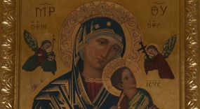 Zdjęcie nr 1: Obraz w kształcie stojącego prostokąta, zamknięty łukiem nadwieszonym z przedstawieniem Matki Boskiej Nieustającej Pomocy. Maria ukazana w półpostaci, frontalnie, z Dzieciątkiem Jezus na lewym ręku. Dzieciątko widoczne z prawego profilu, z głową odwróconą do tyłu, oburącz ujmuje dłoń Marii. Owalne twarze postaci charakteryzują linearnie opracowane rysy, z długimi, wąskimi nosami oraz drobnymi ustami. Oczy Marii mają migdałowy kształt, jej wzrok skierowany jest na wprost. Matka Boska ubrana jest w czerwoną suknię z długimi rękawami ze złotymi obszyciami oraz ciemnoniebieski płaszcz nałożony na głowę. Dzieciątko ubrane jest w zieloną sukienkę i czerwony płaszcz, z jego lewej stopy zsuwa się sandał. Jezus spogląda w kierunku niewielkiej sylwetki jednego z dwóch archaniołów znajdującego się po prawej stronie – archanioła Gabriela. Po drugiej stronie jest archanioł Michał, obaj trzymają w dłoniach narzędzia Męki Pańskiej: Michał (włócznię i gąbkę z octem), Gabriel (krzyż). Na głowach Marii i Dzieciątka znajdują się otwarte korony ze szlachetnymi kamieniami, a wokół nimby: Matki Boskiej dekorowany bogatą wicią floralną, u Dzieciątka nimb krzyżowy. Wszystkie postacie są podpisane inicjałami: nad głową Marii, po lewej stronie obrazu widnieją litery „MP”, a po prawej „ΘΥ”; następnie po lewej stronie obrazu, nad głową archanioła Michała znajdują się litery „ΟΡМ”, a nad głową archanioła Gabriela „OΡГ” i dalej, po prawej stronie obrazu, obok Dzieciątka Jezus litery „IC-XC”. Tło jest złocone. Obraz ujęty jest prostokątną, profilowaną ramą zdobioną od zewnątrz ażurową wicią roślinną. W górnej części kompozycji napis „MATKO BOSKA NIEUSTAJĄCEJ POMOCY / MÓDL SIĘ ZA NAMI”. Rama drewniana, profilowana, złocona, ozdobiona rzędem stylizowanych liści akantu.
