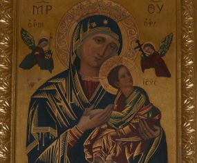 Zdjęcie nr 1: Obraz w kształcie stojącego prostokąta, zamknięty łukiem nadwieszonym z przedstawieniem Matki Boskiej Nieustającej Pomocy. Maria ukazana w półpostaci, frontalnie, z Dzieciątkiem Jezus na lewym ręku. Dzieciątko widoczne z prawego profilu, z głową odwróconą do tyłu, oburącz ujmuje dłoń Marii. Owalne twarze postaci charakteryzują linearnie opracowane rysy, z długimi, wąskimi nosami oraz drobnymi ustami. Oczy Marii mają migdałowy kształt, jej wzrok skierowany jest na wprost. Matka Boska ubrana jest w czerwoną suknię z długimi rękawami ze złotymi obszyciami oraz ciemnoniebieski płaszcz nałożony na głowę. Dzieciątko ubrane jest w zieloną sukienkę i czerwony płaszcz, z jego lewej stopy zsuwa się sandał. Jezus spogląda w kierunku niewielkiej sylwetki jednego z dwóch archaniołów znajdującego się po prawej stronie – archanioła Gabriela. Po drugiej stronie jest archanioł Michał, obaj trzymają w dłoniach narzędzia Męki Pańskiej: Michał (włócznię i gąbkę z octem), Gabriel (krzyż). Na głowach Marii i Dzieciątka znajdują się otwarte korony ze szlachetnymi kamieniami, a wokół nimby: Matki Boskiej dekorowany bogatą wicią floralną, u Dzieciątka nimb krzyżowy. Wszystkie postacie są podpisane inicjałami: nad głową Marii, po lewej stronie obrazu widnieją litery „MP”, a po prawej „ΘΥ”; następnie po lewej stronie obrazu, nad głową archanioła Michała znajdują się litery „ΟΡМ”, a nad głową archanioła Gabriela „OΡГ” i dalej, po prawej stronie obrazu, obok Dzieciątka Jezus litery „IC-XC”. Tło jest złocone. Obraz ujęty jest prostokątną, profilowaną ramą zdobioną od zewnątrz ażurową wicią roślinną. W górnej części kompozycji napis „MATKO BOSKA NIEUSTAJĄCEJ POMOCY / MÓDL SIĘ ZA NAMI”. Rama drewniana, profilowana, złocona, ozdobiona rzędem stylizowanych liści akantu.
