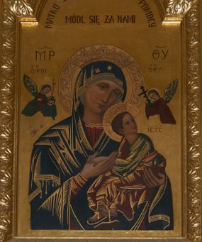 Zdjęcie nr 1: Obraz w kształcie stojącego prostokąta, zamknięty łukiem nadwieszonym z przedstawieniem Matki Boskiej Nieustającej Pomocy. Maria ukazana w półpostaci, frontalnie, z Dzieciątkiem Jezus na lewym ręku. Dzieciątko widoczne z prawego profilu, z głową odwróconą do tyłu, oburącz ujmuje dłoń Marii. Owalne twarze postaci charakteryzują linearnie opracowane rysy, z długimi, wąskimi nosami oraz drobnymi ustami. Oczy Marii mają migdałowy kształt, jej wzrok skierowany jest na wprost. Matka Boska ubrana jest w czerwoną suknię z długimi rękawami ze złotymi obszyciami oraz ciemnoniebieski płaszcz nałożony na głowę. Dzieciątko ubrane jest w zieloną sukienkę i czerwony płaszcz, z jego lewej stopy zsuwa się sandał. Jezus spogląda w kierunku niewielkiej sylwetki jednego z dwóch archaniołów znajdującego się po prawej stronie – archanioła Gabriela. Po drugiej stronie jest archanioł Michał, obaj trzymają w dłoniach narzędzia Męki Pańskiej: Michał (włócznię i gąbkę z octem), Gabriel (krzyż). Na głowach Marii i Dzieciątka znajdują się otwarte korony ze szlachetnymi kamieniami, a wokół nimby: Matki Boskiej dekorowany bogatą wicią floralną, u Dzieciątka nimb krzyżowy. Wszystkie postacie są podpisane inicjałami: nad głową Marii, po lewej stronie obrazu widnieją litery „MP”, a po prawej „ΘΥ”; następnie po lewej stronie obrazu, nad głową archanioła Michała znajdują się litery „ΟΡМ”, a nad głową archanioła Gabriela „OΡГ” i dalej, po prawej stronie obrazu, obok Dzieciątka Jezus litery „IC-XC”. Tło jest złocone. Obraz ujęty jest prostokątną, profilowaną ramą zdobioną od zewnątrz ażurową wicią roślinną. W górnej części kompozycji napis „MATKO BOSKA NIEUSTAJĄCEJ POMOCY / MÓDL SIĘ ZA NAMI”. Rama drewniana, profilowana, złocona, ozdobiona rzędem stylizowanych liści akantu.

