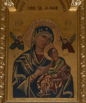 Zdjęcie nr 1: Obraz w kształcie stojącego prostokąta, zamknięty łukiem nadwieszonym z przedstawieniem Matki Boskiej Nieustającej Pomocy. Maria ukazana w półpostaci, frontalnie, z Dzieciątkiem Jezus na lewym ręku. Dzieciątko widoczne z prawego profilu, z głową odwróconą do tyłu, oburącz ujmuje dłoń Marii. Owalne twarze postaci charakteryzują linearnie opracowane rysy, z długimi, wąskimi nosami oraz drobnymi ustami. Oczy Marii mają migdałowy kształt, jej wzrok skierowany jest na wprost. Matka Boska ubrana jest w czerwoną suknię z długimi rękawami ze złotymi obszyciami oraz ciemnoniebieski płaszcz nałożony na głowę. Dzieciątko ubrane jest w zieloną sukienkę i czerwony płaszcz, z jego lewej stopy zsuwa się sandał. Jezus spogląda w kierunku niewielkiej sylwetki jednego z dwóch archaniołów znajdującego się po prawej stronie – archanioła Gabriela. Po drugiej stronie jest archanioł Michał, obaj trzymają w dłoniach narzędzia Męki Pańskiej: Michał (włócznię i gąbkę z octem), Gabriel (krzyż). Na głowach Marii i Dzieciątka znajdują się otwarte korony ze szlachetnymi kamieniami, a wokół nimby: Matki Boskiej dekorowany bogatą wicią floralną, u Dzieciątka nimb krzyżowy. Wszystkie postacie są podpisane inicjałami: nad głową Marii, po lewej stronie obrazu widnieją litery „MP”, a po prawej „ΘΥ”; następnie po lewej stronie obrazu, nad głową archanioła Michała znajdują się litery „ΟΡМ”, a nad głową archanioła Gabriela „OΡГ” i dalej, po prawej stronie obrazu, obok Dzieciątka Jezus litery „IC-XC”. Tło jest złocone. Obraz ujęty jest prostokątną, profilowaną ramą zdobioną od zewnątrz ażurową wicią roślinną. W górnej części kompozycji napis „MATKO BOSKA NIEUSTAJĄCEJ POMOCY / MÓDL SIĘ ZA NAMI”. Rama drewniana, profilowana, złocona, ozdobiona rzędem stylizowanych liści akantu.
