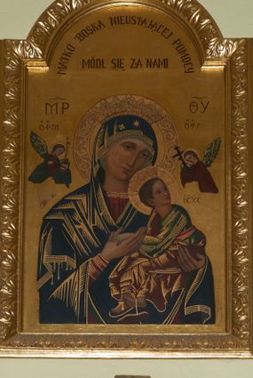 Zdjęcie nr 1: Obraz w kształcie stojącego prostokąta, zamknięty łukiem nadwieszonym z przedstawieniem Matki Boskiej Nieustającej Pomocy. Maria ukazana w półpostaci, frontalnie, z Dzieciątkiem Jezus na lewym ręku. Dzieciątko widoczne z prawego profilu, z głową odwróconą do tyłu, oburącz ujmuje dłoń Marii. Owalne twarze postaci charakteryzują linearnie opracowane rysy, z długimi, wąskimi nosami oraz drobnymi ustami. Oczy Marii mają migdałowy kształt, jej wzrok skierowany jest na wprost. Matka Boska ubrana jest w czerwoną suknię z długimi rękawami ze złotymi obszyciami oraz ciemnoniebieski płaszcz nałożony na głowę. Dzieciątko ubrane jest w zieloną sukienkę i czerwony płaszcz, z jego lewej stopy zsuwa się sandał. Jezus spogląda w kierunku niewielkiej sylwetki jednego z dwóch archaniołów znajdującego się po prawej stronie – archanioła Gabriela. Po drugiej stronie jest archanioł Michał, obaj trzymają w dłoniach narzędzia Męki Pańskiej: Michał (włócznię i gąbkę z octem), Gabriel (krzyż). Na głowach Marii i Dzieciątka znajdują się otwarte korony ze szlachetnymi kamieniami, a wokół nimby: Matki Boskiej dekorowany bogatą wicią floralną, u Dzieciątka nimb krzyżowy. Wszystkie postacie są podpisane inicjałami: nad głową Marii, po lewej stronie obrazu widnieją litery „MP”, a po prawej „ΘΥ”; następnie po lewej stronie obrazu, nad głową archanioła Michała znajdują się litery „ΟΡМ”, a nad głową archanioła Gabriela „OΡГ” i dalej, po prawej stronie obrazu, obok Dzieciątka Jezus litery „IC-XC”. Tło jest złocone. Obraz ujęty jest prostokątną, profilowaną ramą zdobioną od zewnątrz ażurową wicią roślinną. W górnej części kompozycji napis „MATKO BOSKA NIEUSTAJĄCEJ POMOCY / MÓDL SIĘ ZA NAMI”. Rama drewniana, profilowana, złocona, ozdobiona rzędem stylizowanych liści akantu.
