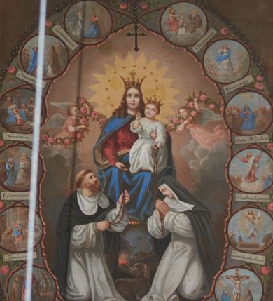 Zdjęcie nr 1: Obraz w kształcie stojącego prostokąta z przedstawieniem Matki Boskiej Różańcowej ze św. Dominikiem i św. Katarzyną Sieneńską.  W centrum kompozycji Matka Boska z Dzieciątkiem przekazujący różańce klęczącym św. Dominikowi (po lewej) oraz św. Katarzynie Sieneńskiej (po prawej). Maria ukazana frontalnie w pozycji siedzącej z Dzieciątkiem Jezus na lewym kolanie, z różańcem w prawej dłoni, lewą stopą wspierająca się na globie ziemskim, który owija wąż z jabłkiem w pysku. Twarz owalna, z drobnymi ustami, dużym nosem i dużymi, niebieskimi oczami; okolona długimi, kręconymi, brązowymi włosami, opadającymi na ramiona. Ubrana jest w czerwoną suknię oraz niebieski płaszcz spięty pod szyją zieloną broszką.  Dzieciątko Jezus ukazane w pozycji siedzącej, delikatnie zwrócone w prawo, z różańcem w lewej dłoni, prawą dłonią czyniące gest błogosławieństwa. Twarz okrągła o dziecięcych rysach. Na głowach Marii i Dzieciątka korony otwarte, kameryzowane. Wokół głowy Matki Boskiej wieniec z 12 gwiazd oraz duży, złoty nimb o ząbkowanych brzegach. U dołu, po prawej stronie św. Katarzyna Sieneńska zwrócona trzy czwarte w prawo, klęcząca, z rękami złożonymi w geście modlitwy, w których przytrzymuje różaniec od Dzieciątka. Święta ubrana jest w biały habit, czarny płaszcz i welon dominikański. Po drugiej stronie analogicznie ukazany św. Dominik, rękami odbierający różaniec od Matki Boskiej. Ubrany jest w biały habit i czarny płaszcz dominikański, na głowie ma tonsurę. Wokół głów świętych znajdują się złote i koliste nimby. Pomiędzy świętymi jest pies z pochodnią w pysku. W górnej części obrazu dwa aniołki wyłaniają się spośród obłoków i podtrzymują girlandę z róż. Scena ujęta jest owalną ramą utworzoną z różańca i cierni, w której znajdują się medaliony z mniejszymi scenami obrazującymi tajemnice różańca. Sceny są opisane na tle białych, leżących prostokątów, od lewej strony, od góry są to: „Zwiastowanie”, „Nawiedzenie”, Narodzenie”, „Ofiarowanie”, „Znalezienie”, „Pojmanie”, „Biczowanie”, „Cierniem koronowanie”, „Krzyża Św[iętego] dźwiganie”, „Ukrzyżowanie”, „Zmartwychwstanie”, „Wniebowstąpienie”, „Ducha Św[iętego] Zesłanie”, „Wniebowzięcie”, „Ukoronowanie”. U dołu  malowana rama w kształcie leżącego prostokąta zamkniętego u góry łukiem wklęsłym z napisem: „ORĘDOWNICZKO RÓŻAŃCA ŚWIĘTEGO / MÓDL SIĘ ZA NAMI”. Tło brunatno-różowe. Rama profilowana, złocona, fakturowana, w narożach i pośrodku ramion zdobiona stylizowaną wicią roślinną.