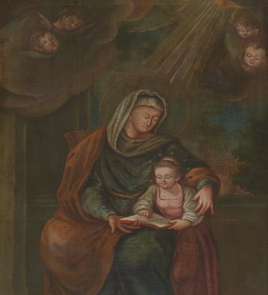 Zdjęcie nr 1: Obraz w kształcie stojącego prostokąta z przedstawieniem Nauczania Marii. W centrum kompozycji św. Anna ukazana w pozycji siedzącej na tronie, otaczająca lewym ramieniem stojącą obok Marię i ucząca ją z leżącej na kolanach księgi. Święta Anna o twarzy okrągłej, z długim i wąskim nosem, małymi oczami ze wzrokiem skierowanym na córkę. Ubrana jest w długą i niebieską suknię, biały welon na głowie, czerwony płaszcz, a na stopach sandały. Maria zwrócona jest delikatnie w prawo, pochylona nad księgą, którą podtrzymuje lewą ręką, a prawą wiedzie po wersach tekstu. Twarz o dziecięcych rysach, okrągła z zarumienionymi policzkami, włosy upięte do tyłu i podwiązane różową wstążką. Maria ubrana jest w białą koszulę i długą, różową suknię z dekoltem, na stopach ma białe buty. Wokół głowy św. Anny duży, złocony i kolisty nimb, a wokół głowy Marii nimb z 12 gwiazd. Całość ukazana we wnętrzu architektonicznym. W prawym dolnym rogu obrazu kosz z owocami i kwiatami, a w górnych narożach dwie pary uskrzydlonych główek anielskich na tle obłoków, z prawej strony snop światła padający na św. Annę. W oddali widoczny jest pejzaż z pochmurnym niebem i drzewami. Rama drewniana, profilowana i złocona. 