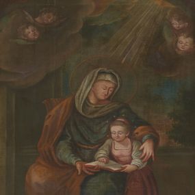 Zdjęcie nr 1: Obraz w kształcie stojącego prostokąta z przedstawieniem Nauczania Marii. W centrum kompozycji św. Anna ukazana w pozycji siedzącej na tronie, otaczająca lewym ramieniem stojącą obok Marię i ucząca ją z leżącej na kolanach księgi. Święta Anna o twarzy okrągłej, z długim i wąskim nosem, małymi oczami ze wzrokiem skierowanym na córkę. Ubrana jest w długą i niebieską suknię, biały welon na głowie, czerwony płaszcz, a na stopach sandały. Maria zwrócona jest delikatnie w prawo, pochylona nad księgą, którą podtrzymuje lewą ręką, a prawą wiedzie po wersach tekstu. Twarz o dziecięcych rysach, okrągła z zarumienionymi policzkami, włosy upięte do tyłu i podwiązane różową wstążką. Maria ubrana jest w białą koszulę i długą, różową suknię z dekoltem, na stopach ma białe buty. Wokół głowy św. Anny duży, złocony i kolisty nimb, a wokół głowy Marii nimb z 12 gwiazd. Całość ukazana we wnętrzu architektonicznym. W prawym dolnym rogu obrazu kosz z owocami i kwiatami, a w górnych narożach dwie pary uskrzydlonych główek anielskich na tle obłoków, z prawej strony snop światła padający na św. Annę. W oddali widoczny jest pejzaż z pochmurnym niebem i drzewami. Rama drewniana, profilowana i złocona. 