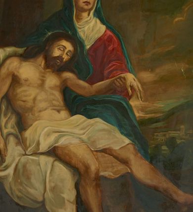 Zdjęcie nr 1: Obraz w kształcie stojącego prostokąta w rozbudowanej, profilowanej ramie dekorowanej nakładanymi motywami geometrycznymi oraz kwiatowymi, zwieńczonej na osi monogramem maryjnym. W centrum kompozycji, nieco z lewej strony obrazu przedstawienie Marii trzymającej na kolanach martwe ciało Chrystusa. Twarz Marii  szeroka, z delikatnie otwartymi ustami, szerokim nosem i wzrokiem skierowanym ku niebu. Matka Boska jest ubrana w czerwoną suknię, ciemnobłękitny płaszcz nałożony na głowę oraz biały welon. Chrystus ukazany w pozycji półleżącej na białym płótnie, z lewą ręką podtrzymywaną przez Marię, prawą opadłą bezwładnie w dół. Twarz szczupła, oczy zamknięte, okolona krótką brodą i długimi, ciemnobrązowymi włosami, spływającymi na ramiona i plecy. Odziany jest w białe perizonium na biodrach, delikatnie drapowane. Wokół głów są zaznaczone nimby. W lewym, dolnym rogu przedstawienia titulus oraz misa, w prawym widoczny fragment krzyża. W tle otwiera się rozległy pejzaż z widokiem na Jerozolimę. Kolorystyka ciemna, ciepła z dominacją brązów.