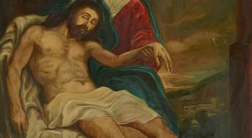 Zdjęcie nr 1: Obraz w kształcie stojącego prostokąta w rozbudowanej, profilowanej ramie dekorowanej nakładanymi motywami geometrycznymi oraz kwiatowymi, zwieńczonej na osi monogramem maryjnym. W centrum kompozycji, nieco z lewej strony obrazu przedstawienie Marii trzymającej na kolanach martwe ciało Chrystusa. Twarz Marii  szeroka, z delikatnie otwartymi ustami, szerokim nosem i wzrokiem skierowanym ku niebu. Matka Boska jest ubrana w czerwoną suknię, ciemnobłękitny płaszcz nałożony na głowę oraz biały welon. Chrystus ukazany w pozycji półleżącej na białym płótnie, z lewą ręką podtrzymywaną przez Marię, prawą opadłą bezwładnie w dół. Twarz szczupła, oczy zamknięte, okolona krótką brodą i długimi, ciemnobrązowymi włosami, spływającymi na ramiona i plecy. Odziany jest w białe perizonium na biodrach, delikatnie drapowane. Wokół głów są zaznaczone nimby. W lewym, dolnym rogu przedstawienia titulus oraz misa, w prawym widoczny fragment krzyża. W tle otwiera się rozległy pejzaż z widokiem na Jerozolimę. Kolorystyka ciemna, ciepła z dominacją brązów.