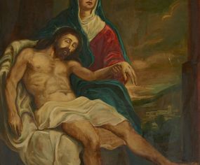 Zdjęcie nr 1: Obraz w kształcie stojącego prostokąta w rozbudowanej, profilowanej ramie dekorowanej nakładanymi motywami geometrycznymi oraz kwiatowymi, zwieńczonej na osi monogramem maryjnym. W centrum kompozycji, nieco z lewej strony obrazu przedstawienie Marii trzymającej na kolanach martwe ciało Chrystusa. Twarz Marii  szeroka, z delikatnie otwartymi ustami, szerokim nosem i wzrokiem skierowanym ku niebu. Matka Boska jest ubrana w czerwoną suknię, ciemnobłękitny płaszcz nałożony na głowę oraz biały welon. Chrystus ukazany w pozycji półleżącej na białym płótnie, z lewą ręką podtrzymywaną przez Marię, prawą opadłą bezwładnie w dół. Twarz szczupła, oczy zamknięte, okolona krótką brodą i długimi, ciemnobrązowymi włosami, spływającymi na ramiona i plecy. Odziany jest w białe perizonium na biodrach, delikatnie drapowane. Wokół głów są zaznaczone nimby. W lewym, dolnym rogu przedstawienia titulus oraz misa, w prawym widoczny fragment krzyża. W tle otwiera się rozległy pejzaż z widokiem na Jerozolimę. Kolorystyka ciemna, ciepła z dominacją brązów.