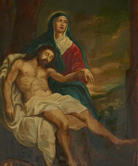 Zdjęcie nr 1: Obraz w kształcie stojącego prostokąta w rozbudowanej, profilowanej ramie dekorowanej nakładanymi motywami geometrycznymi oraz kwiatowymi, zwieńczonej na osi monogramem maryjnym. W centrum kompozycji, nieco z lewej strony obrazu przedstawienie Marii trzymającej na kolanach martwe ciało Chrystusa. Twarz Marii  szeroka, z delikatnie otwartymi ustami, szerokim nosem i wzrokiem skierowanym ku niebu. Matka Boska jest ubrana w czerwoną suknię, ciemnobłękitny płaszcz nałożony na głowę oraz biały welon. Chrystus ukazany w pozycji półleżącej na białym płótnie, z lewą ręką podtrzymywaną przez Marię, prawą opadłą bezwładnie w dół. Twarz szczupła, oczy zamknięte, okolona krótką brodą i długimi, ciemnobrązowymi włosami, spływającymi na ramiona i plecy. Odziany jest w białe perizonium na biodrach, delikatnie drapowane. Wokół głów są zaznaczone nimby. W lewym, dolnym rogu przedstawienia titulus oraz misa, w prawym widoczny fragment krzyża. W tle otwiera się rozległy pejzaż z widokiem na Jerozolimę. Kolorystyka ciemna, ciepła z dominacją brązów.