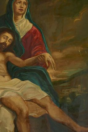 Zdjęcie nr 1: Obraz w kształcie stojącego prostokąta w rozbudowanej, profilowanej ramie dekorowanej nakładanymi motywami geometrycznymi oraz kwiatowymi, zwieńczonej na osi monogramem maryjnym. W centrum kompozycji, nieco z lewej strony obrazu przedstawienie Marii trzymającej na kolanach martwe ciało Chrystusa. Twarz Marii  szeroka, z delikatnie otwartymi ustami, szerokim nosem i wzrokiem skierowanym ku niebu. Matka Boska jest ubrana w czerwoną suknię, ciemnobłękitny płaszcz nałożony na głowę oraz biały welon. Chrystus ukazany w pozycji półleżącej na białym płótnie, z lewą ręką podtrzymywaną przez Marię, prawą opadłą bezwładnie w dół. Twarz szczupła, oczy zamknięte, okolona krótką brodą i długimi, ciemnobrązowymi włosami, spływającymi na ramiona i plecy. Odziany jest w białe perizonium na biodrach, delikatnie drapowane. Wokół głów są zaznaczone nimby. W lewym, dolnym rogu przedstawienia titulus oraz misa, w prawym widoczny fragment krzyża. W tle otwiera się rozległy pejzaż z widokiem na Jerozolimę. Kolorystyka ciemna, ciepła z dominacją brązów.